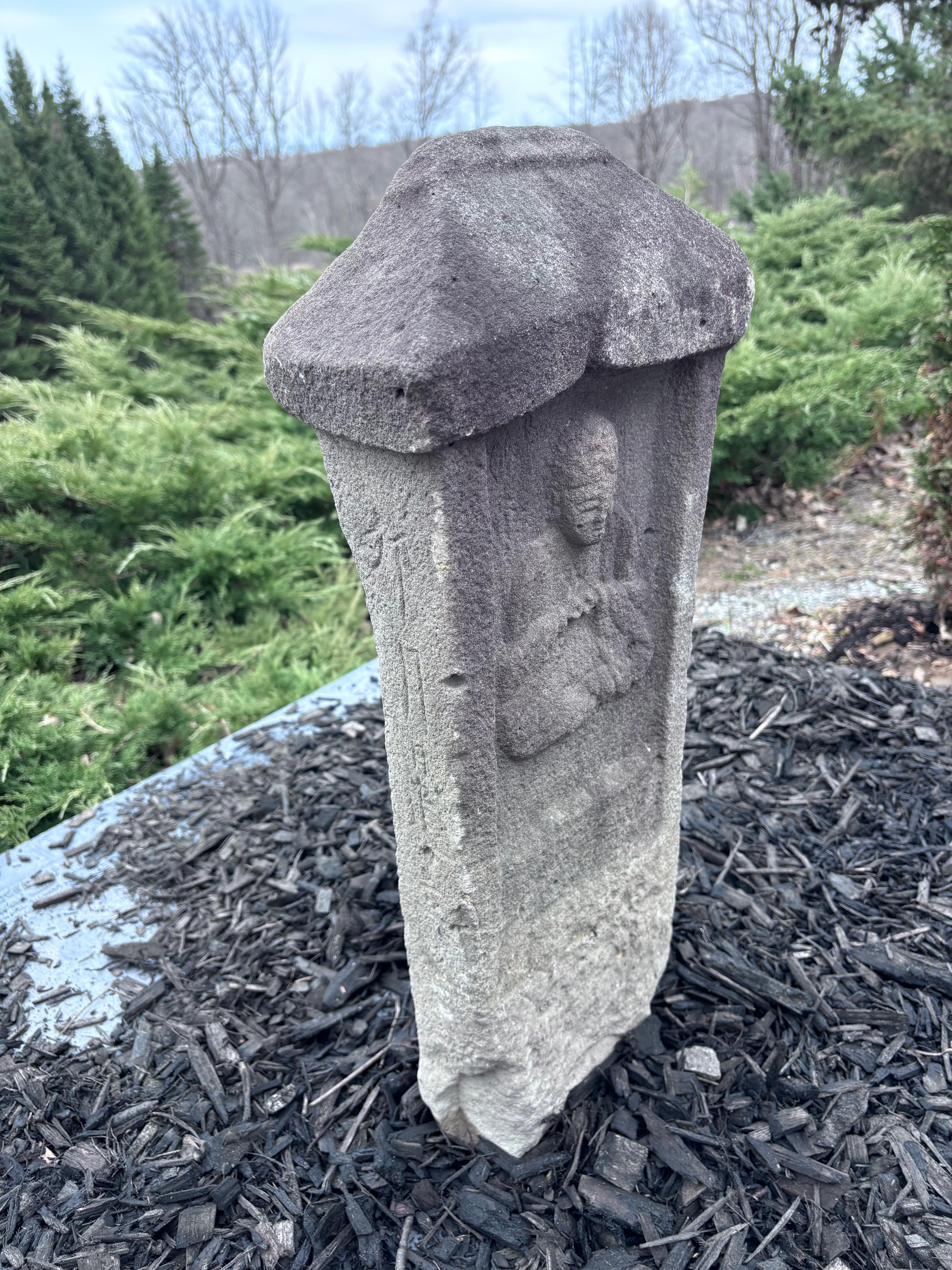Bouddha de sanctuaire japonais en pierre ancienne, 23 pouces Bon état - En vente à South Burlington, VT