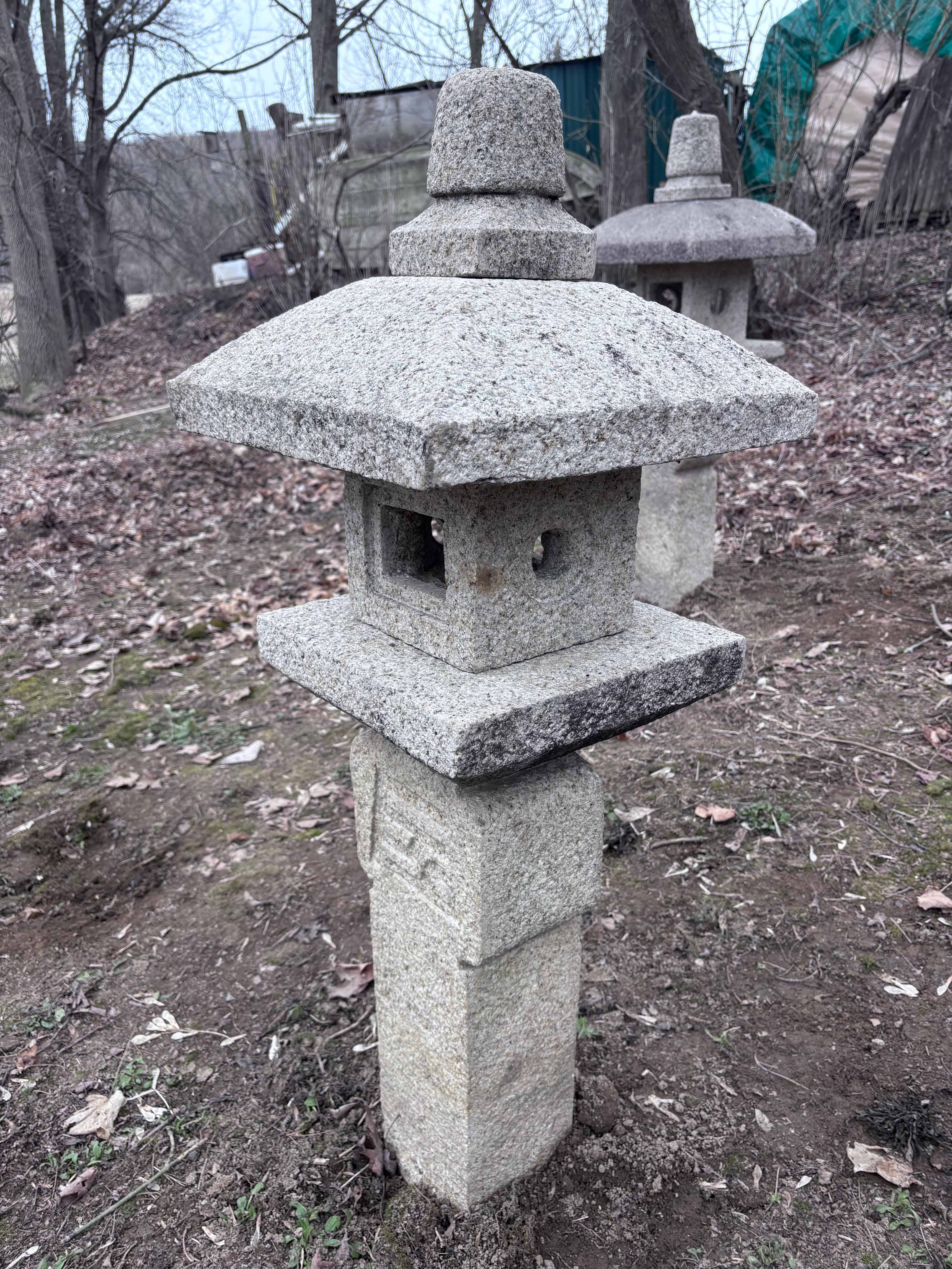 Japanese Fine Old  Garden Lantern , Tea Master Hand Carved (Showa) im Angebot