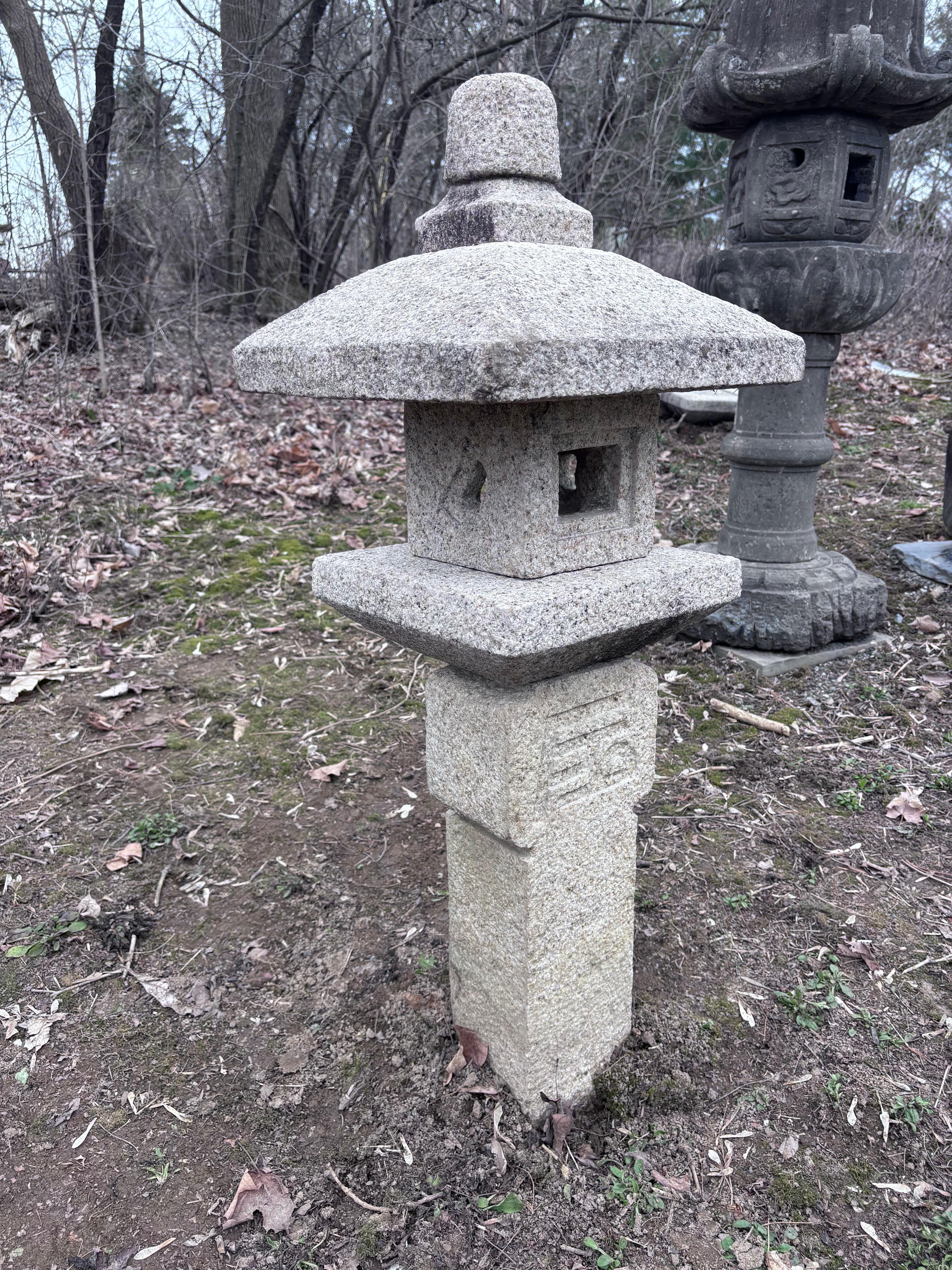Japanese Fine Old  Garden Lantern , Tea Master Hand Carved (Japanisch) im Angebot