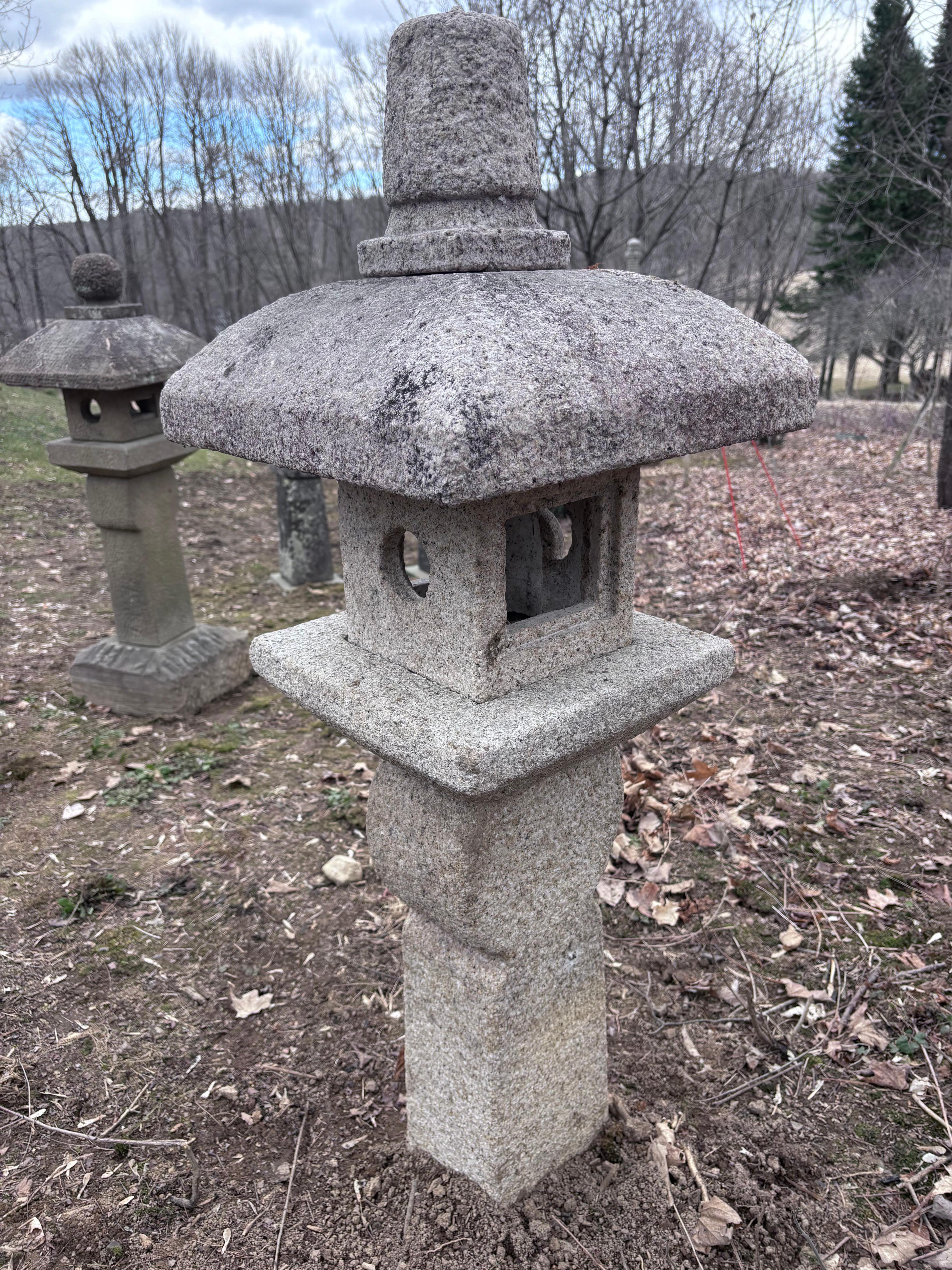Japanese Fine Old  Garden Lantern , Tea Master Hand Carved (Stein) im Angebot