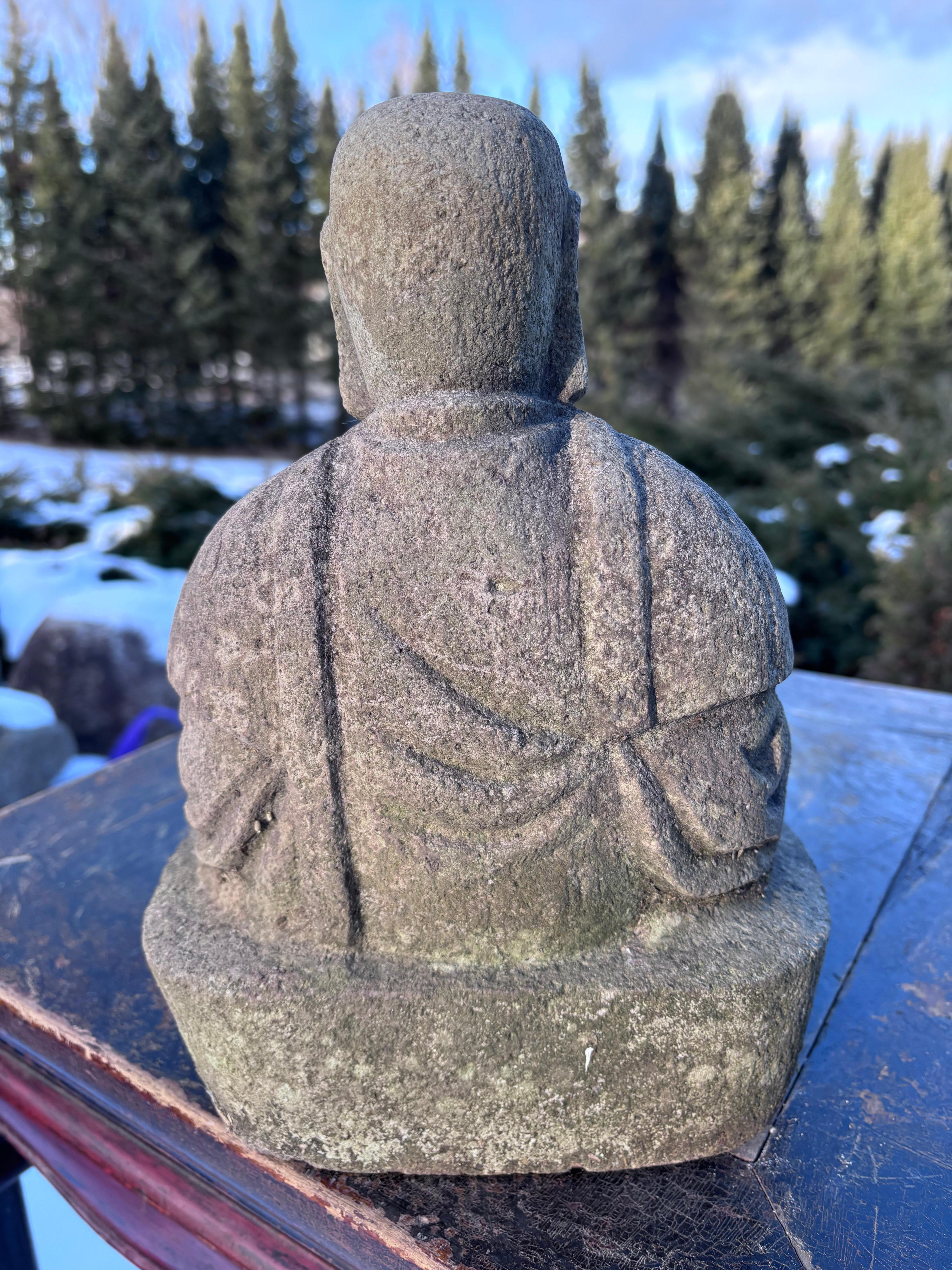 Japanischer sitzender Buddha aus feinem altem Stein im Angebot 4