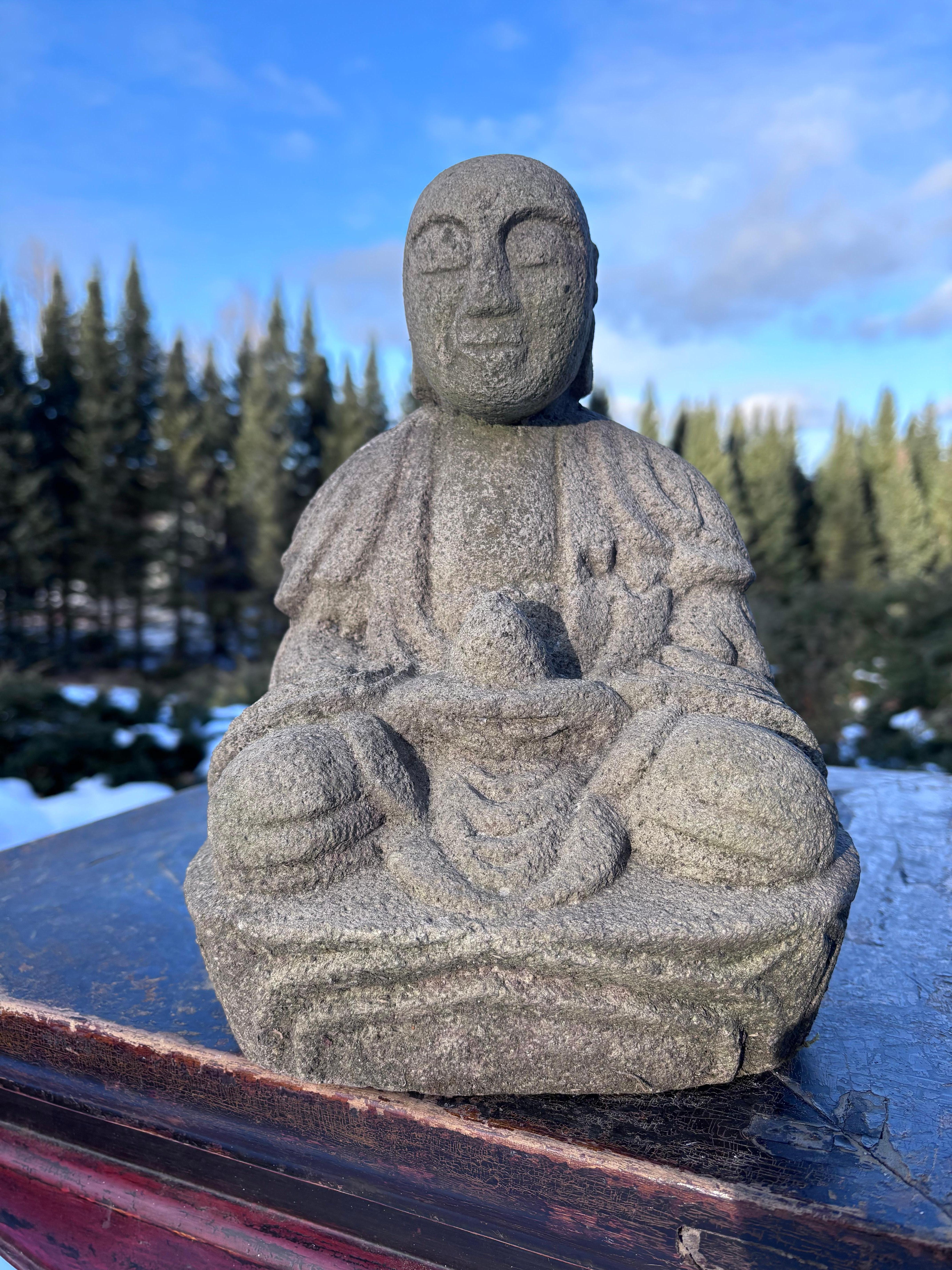Ein wunderbarer kleiner sitzender Buddha aus Stein mit schöner Flechtenpatina

Guter Kandidat für den Garten

In Japan ist Kṣitigarbha, bekannt als Jizō oder respektvoll als Ojizō-sama, eine der beliebtesten japanischen Gottheiten. Seine Statuen