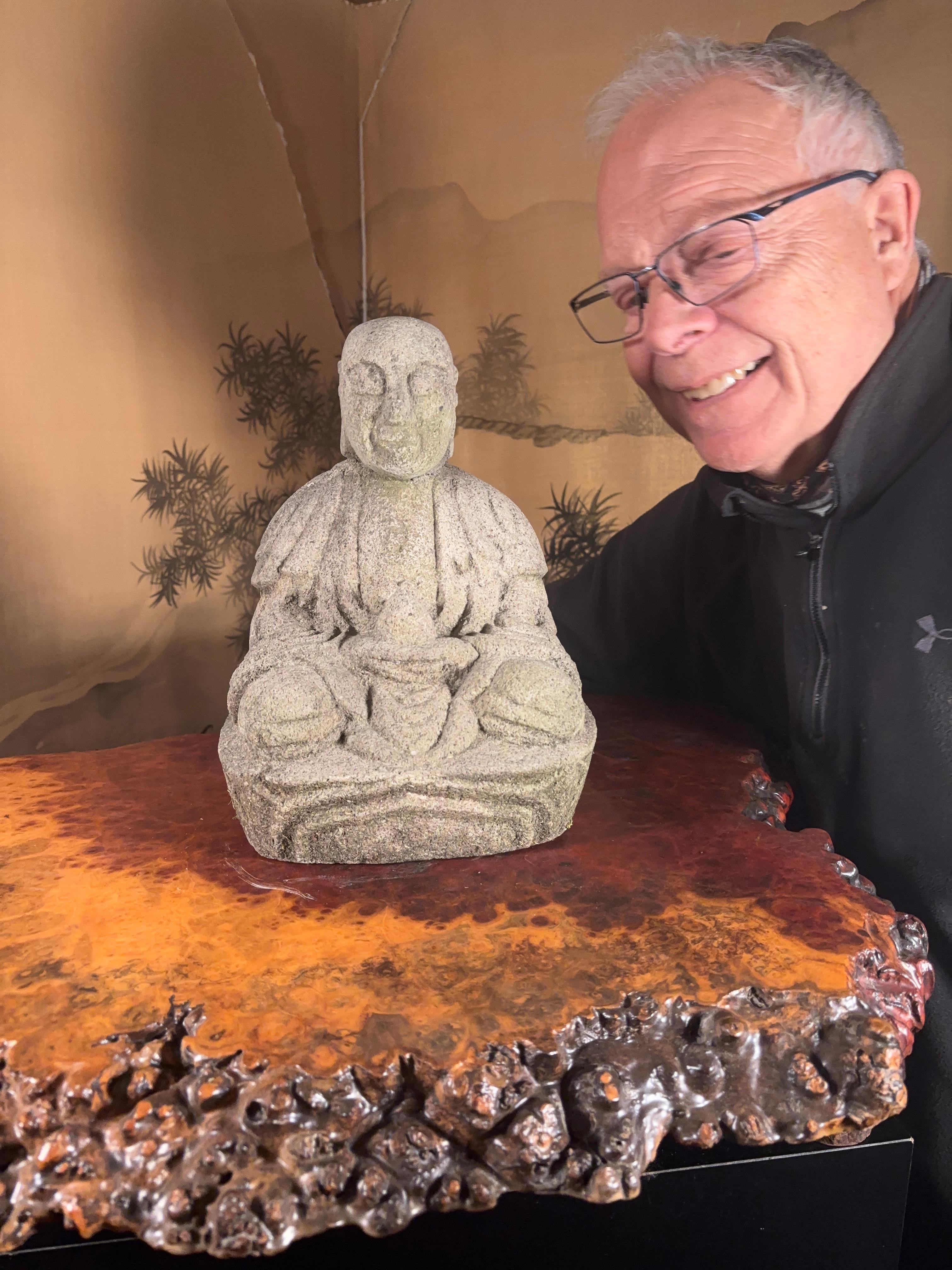 Japanischer sitzender Buddha aus feinem altem Stein (Taisho) im Angebot