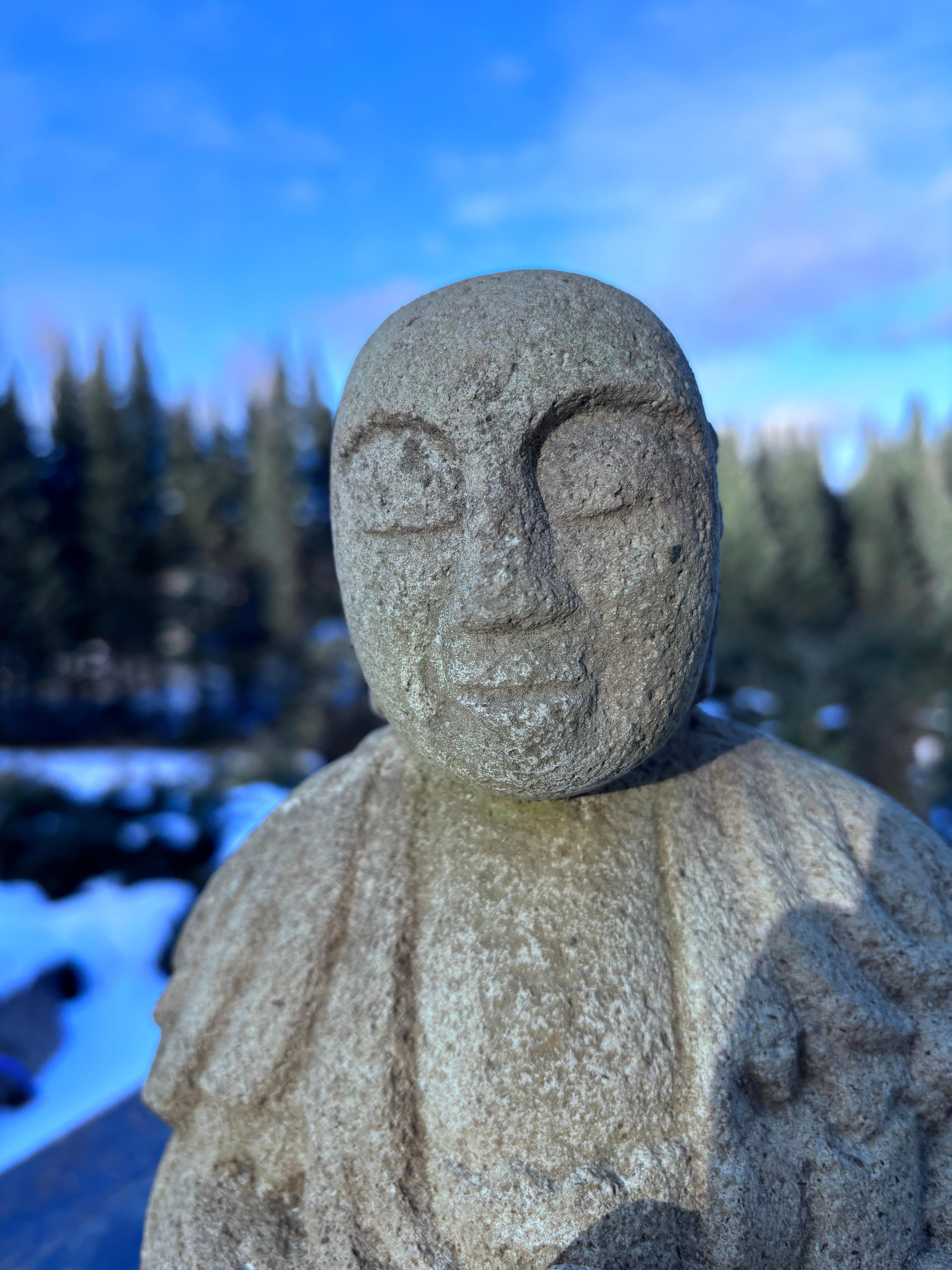 Japanischer sitzender Buddha aus feinem altem Stein (Handgeschnitzt) im Angebot