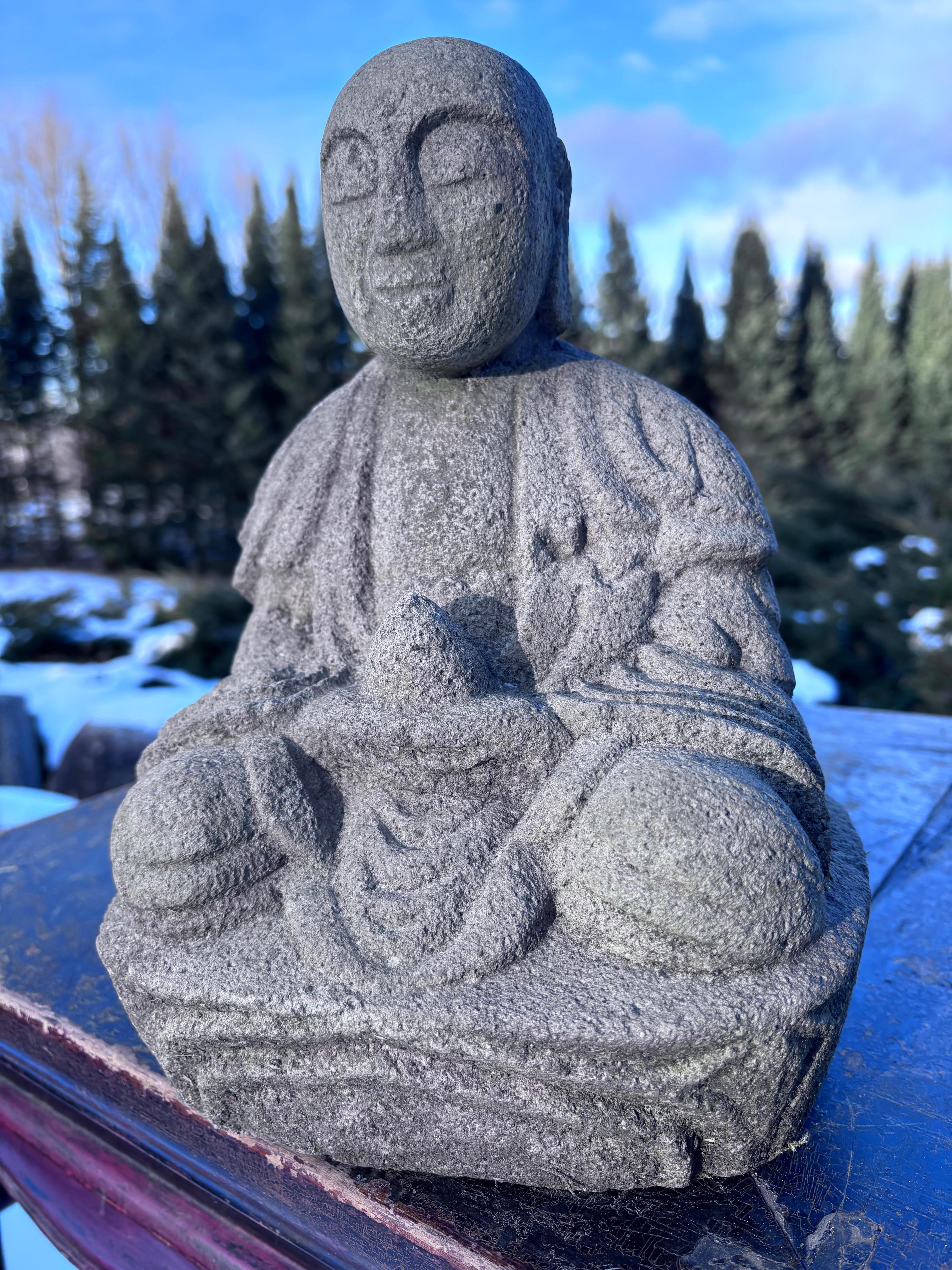 Japanischer sitzender Buddha aus feinem altem Stein im Zustand „Gut“ im Angebot in South Burlington, VT
