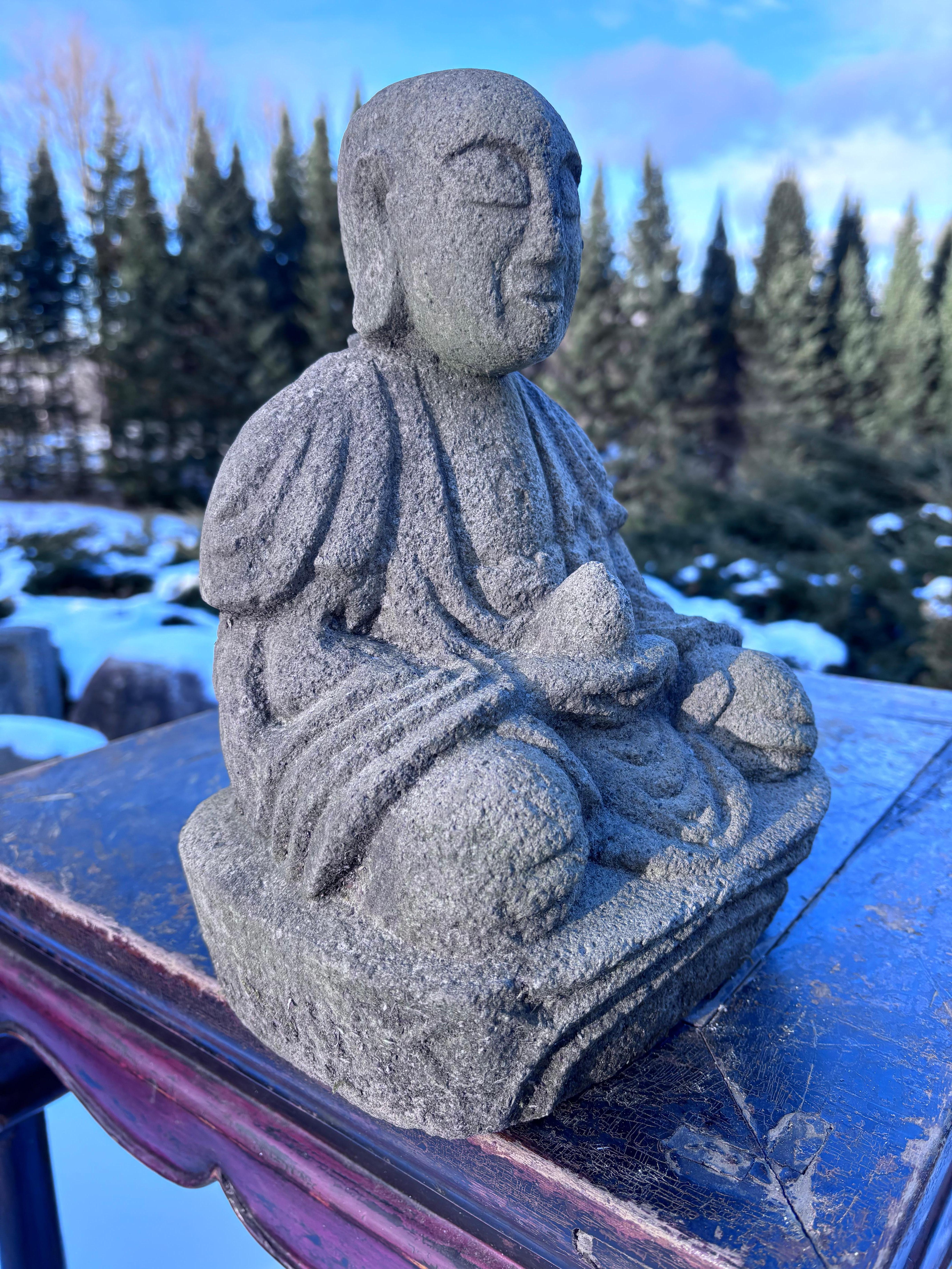 Japanischer sitzender Buddha aus feinem altem Stein (20. Jahrhundert) im Angebot