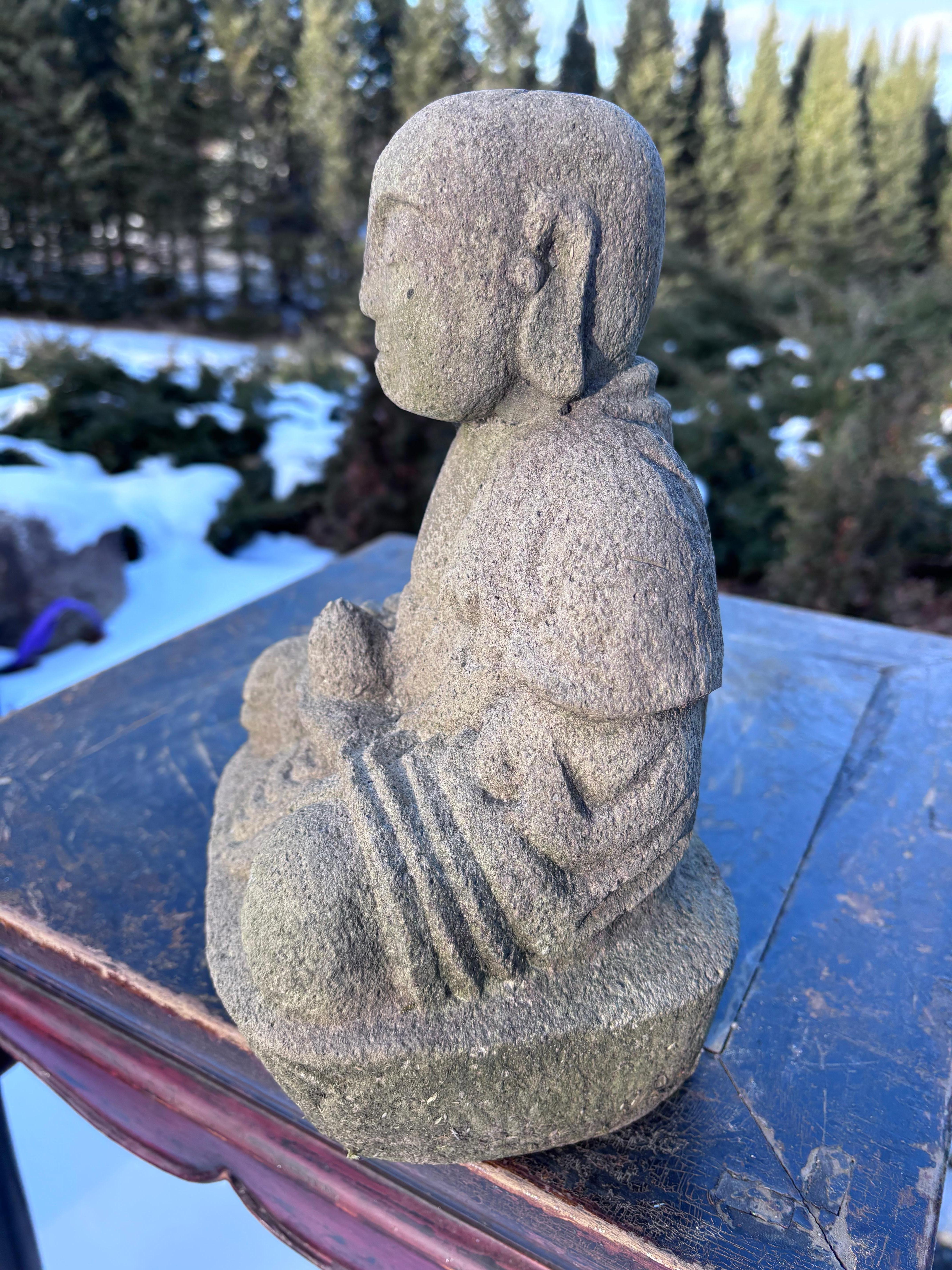 Japanischer sitzender Buddha aus feinem altem Stein im Angebot 1