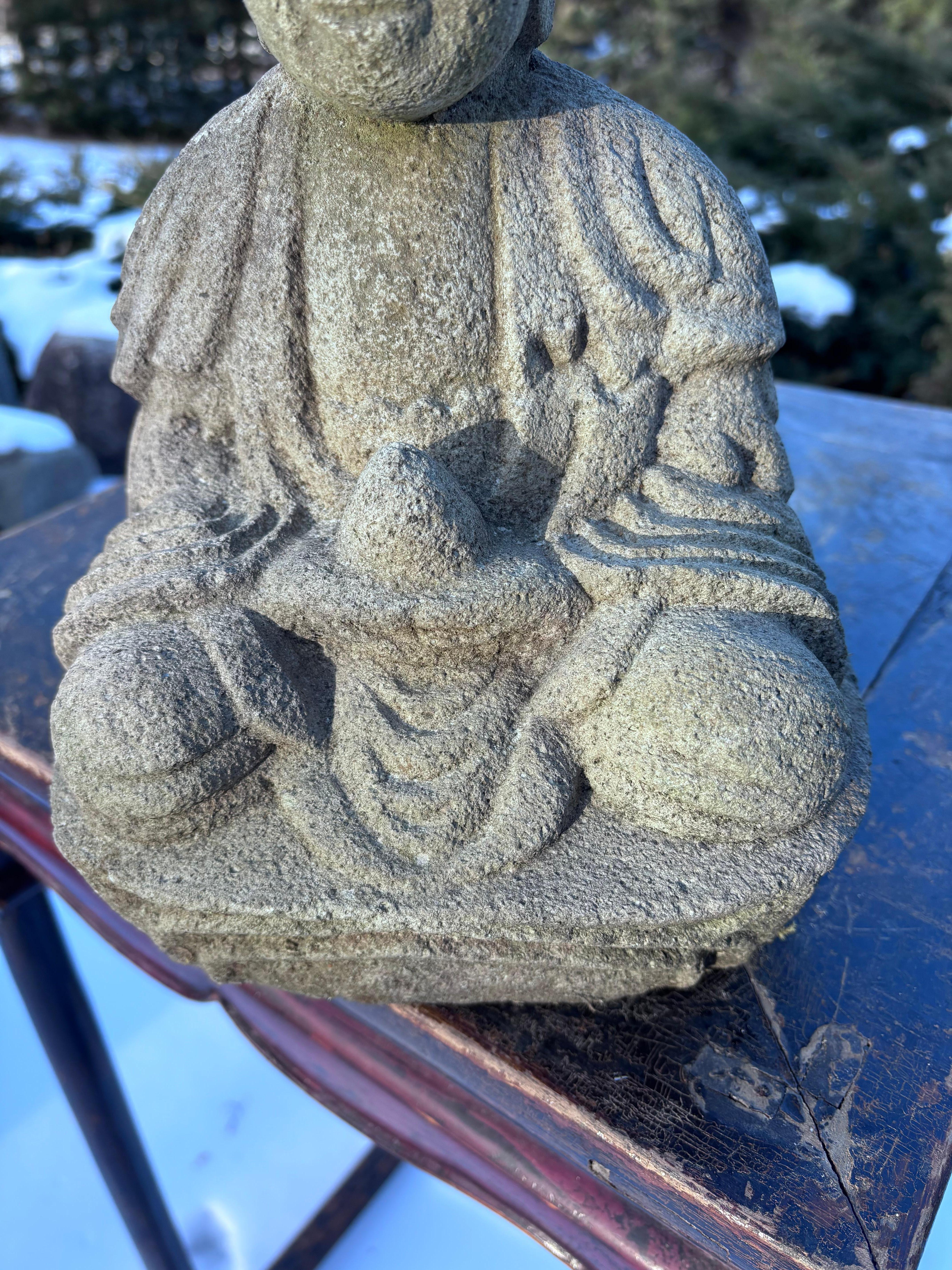 Japanischer sitzender Buddha aus feinem altem Stein im Angebot 2