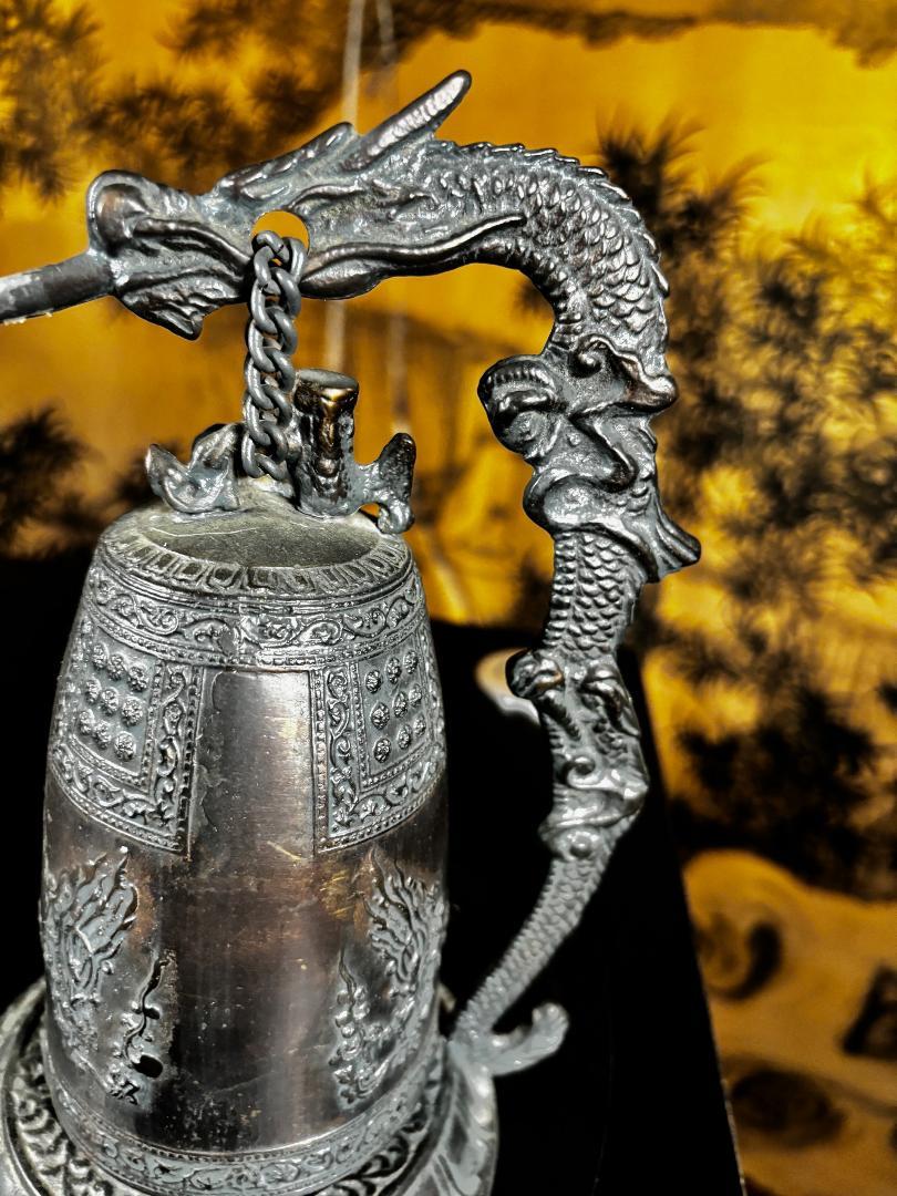 Paire de cloches de dragon plus anciennes japonaises résonnent de beaux sons sereins Bon état - En vente à South Burlington, VT