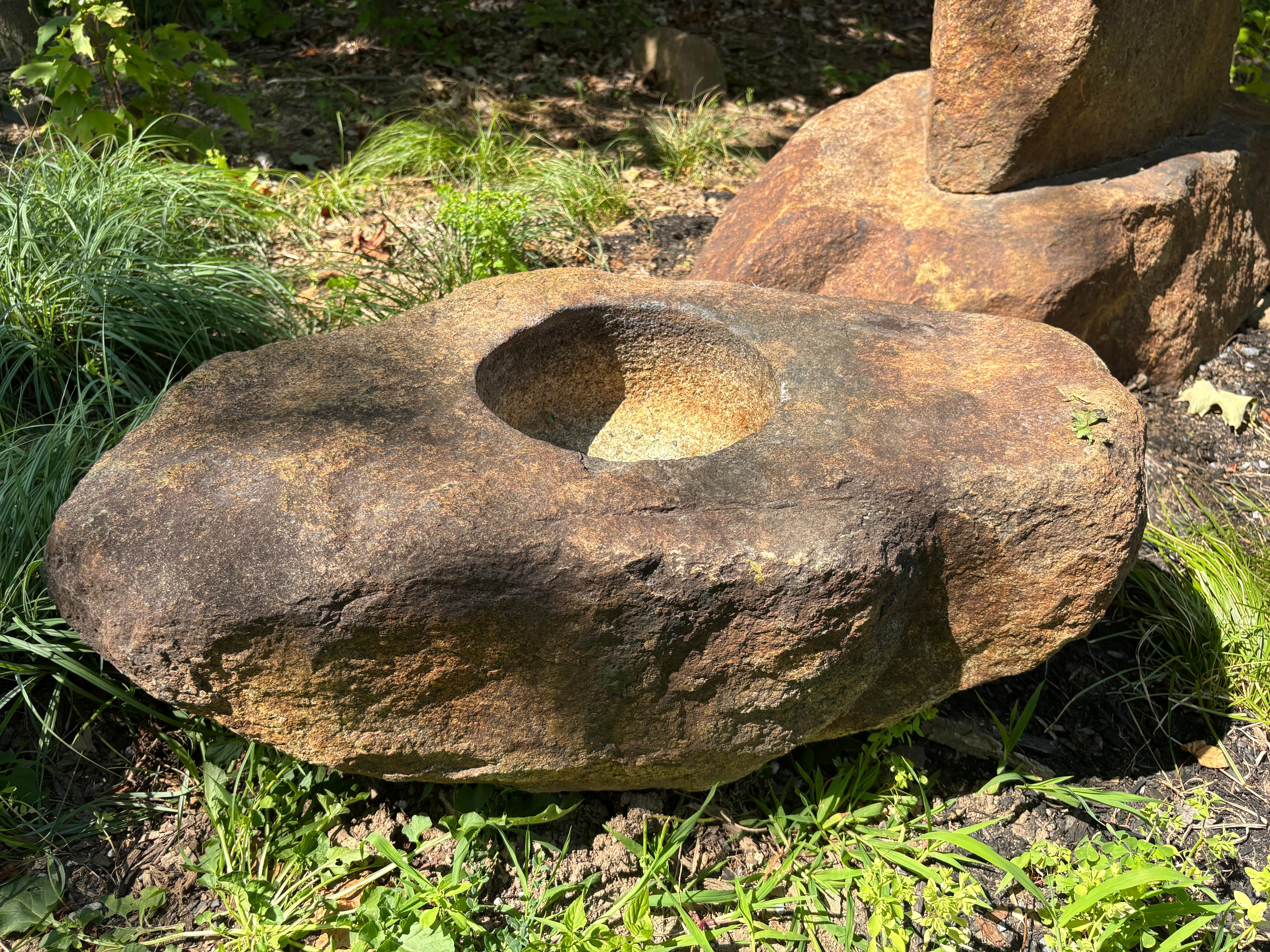 Fioriera o bacino d'acqua giapponese di forma ovale di grandi dimensioni in pietra rossa Tsukubai in vendita 3