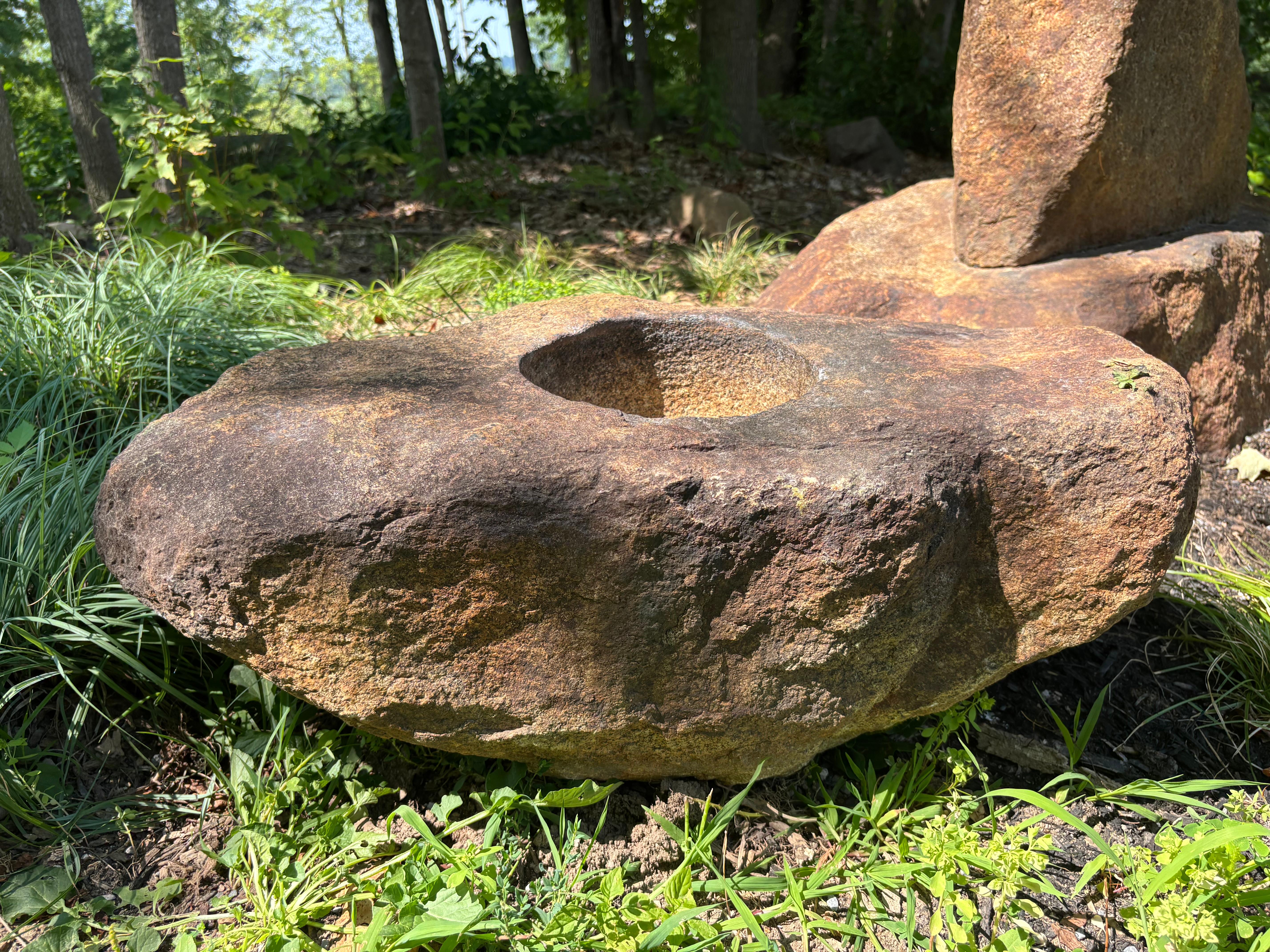 Reperto raro, solo uno

Giappone, un bel bacino d'acqua Tsukubai di forma ovale intagliato a mano e realizzato in un raro colore rosso.  granito kurama.  Il granito di Kurama non è più accessibile in Giappone e quindi questo rappresenta un'occasione