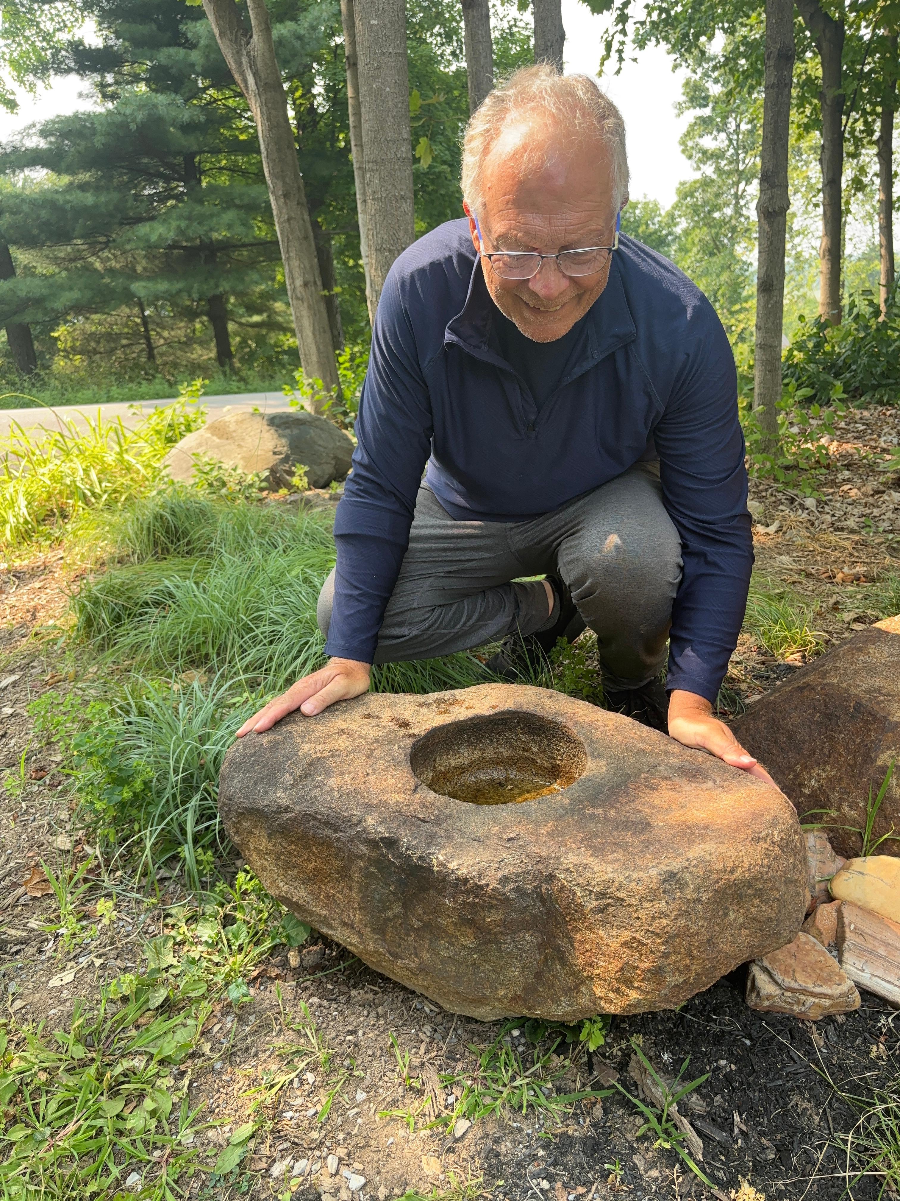 Taisho Fioriera o bacino d'acqua giapponese di forma ovale di grandi dimensioni in pietra rossa Tsukubai in vendita