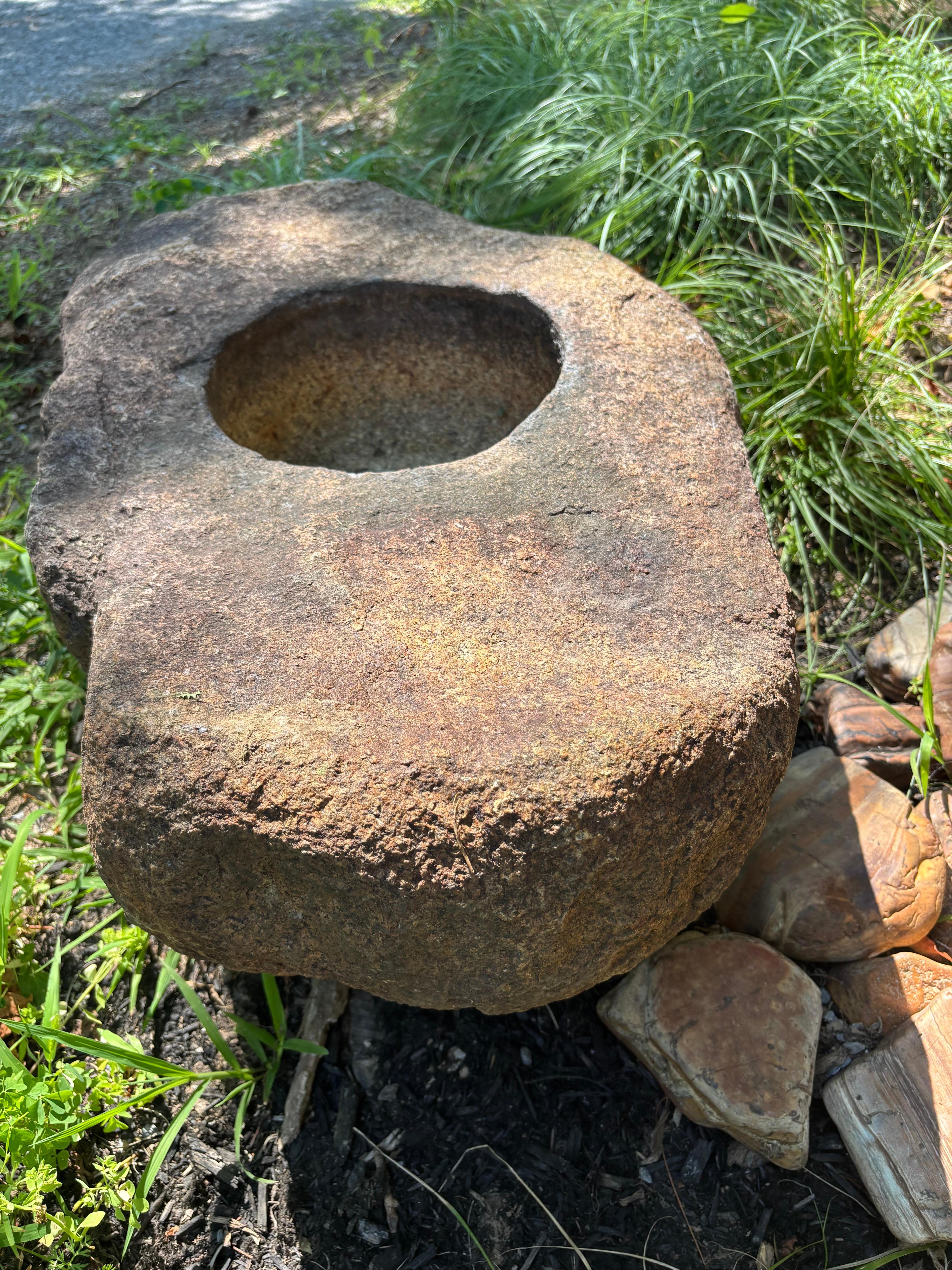 Fioriera o bacino d'acqua giapponese di forma ovale di grandi dimensioni in pietra rossa Tsukubai In condizioni buone in vendita a South Burlington, VT