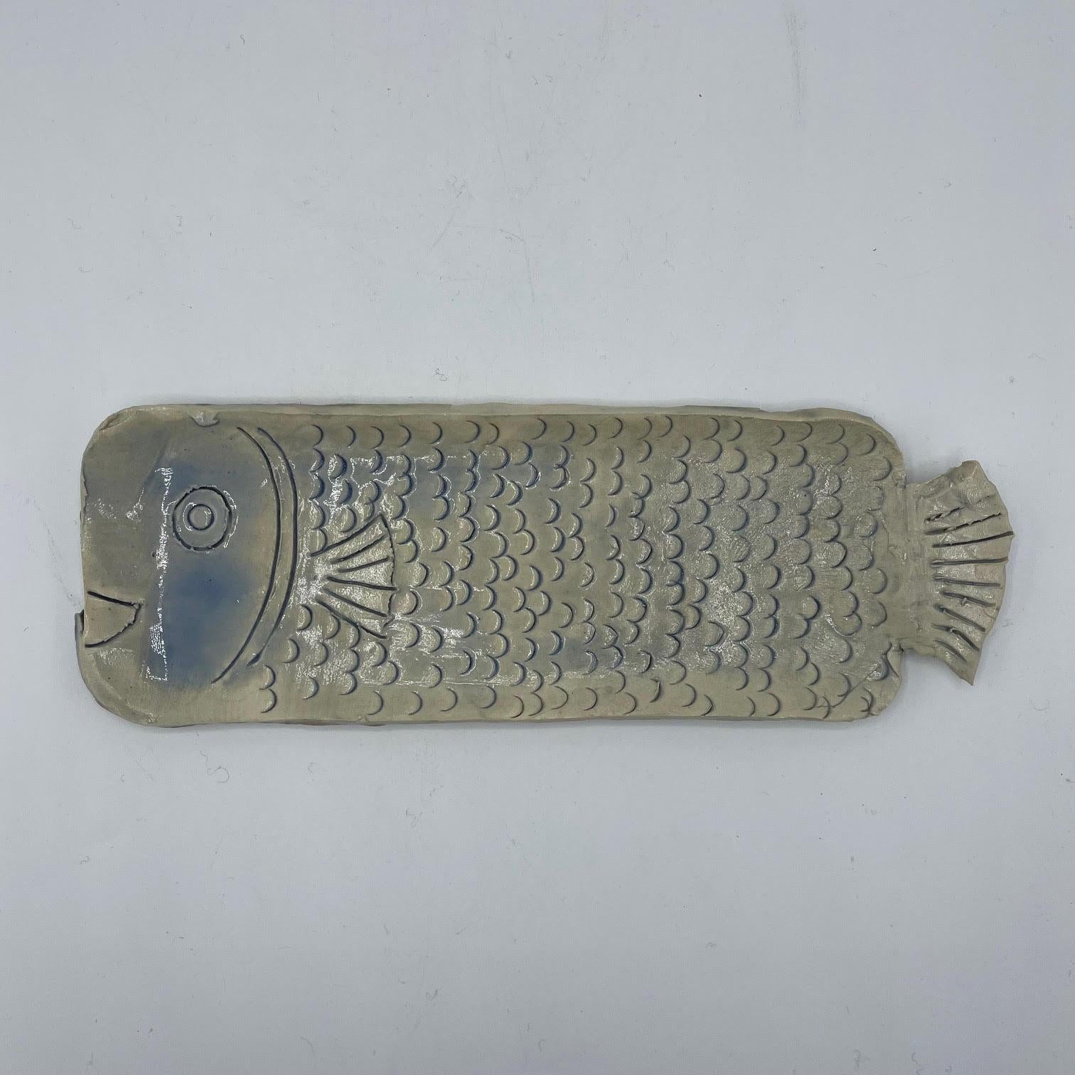 This is a plate with a fish forme made in Japan.
This plate is all hand made and it was made around 1990 in Showa era.
The material is ceramic.

Dimension: 25 × 8.5 x H1.7 cm