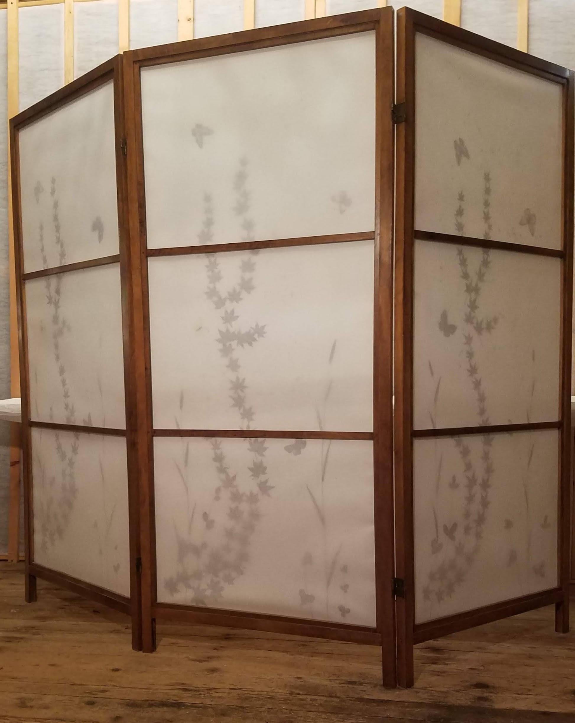 Mid-Century moderno Paravento giapponese da pavimento in carta Shoji Elementi naturali Telaio in legno di olmo, 1950-1960 in vendita