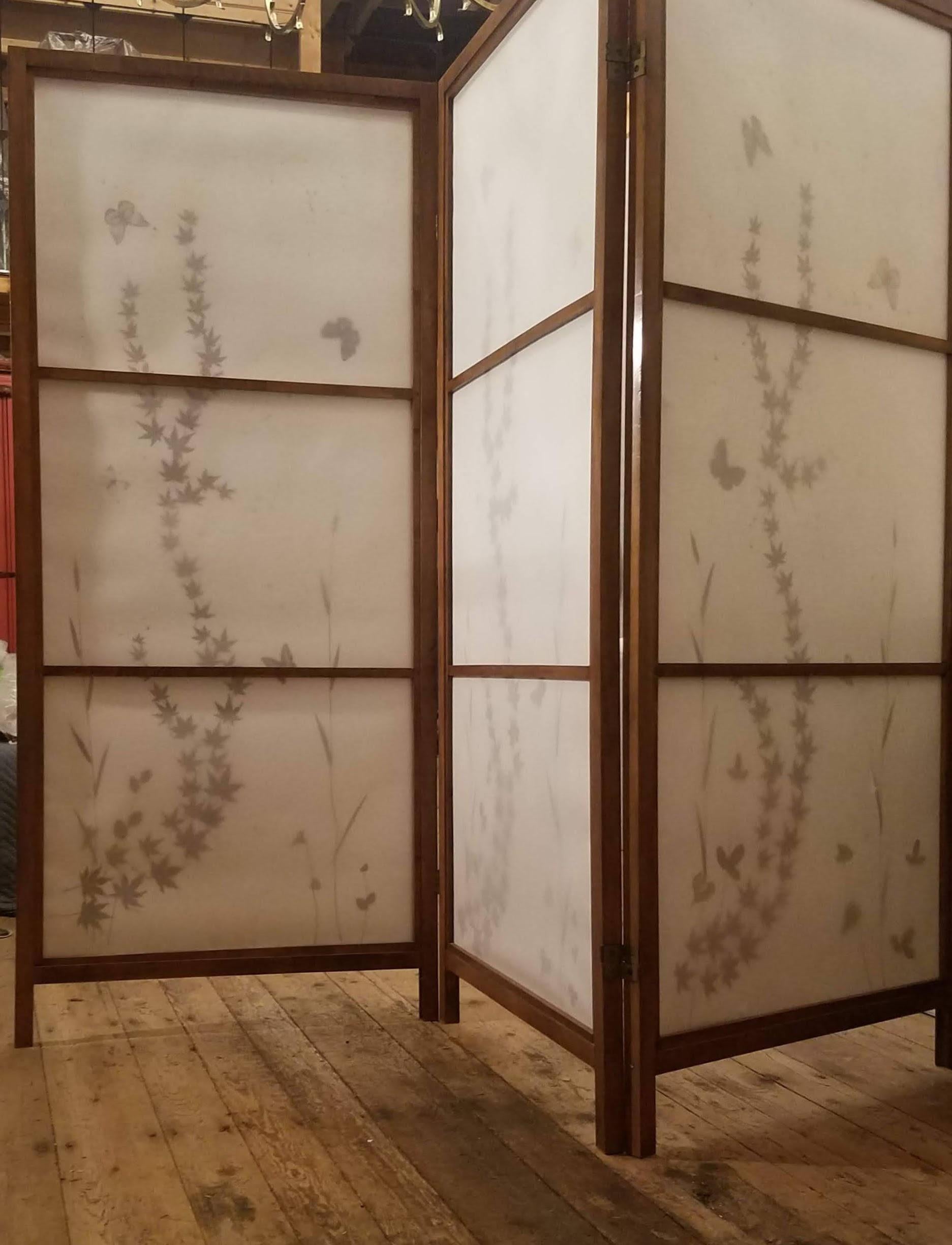 Giapponese Paravento giapponese da pavimento in carta Shoji Elementi naturali Telaio in legno di olmo, 1950-1960 in vendita