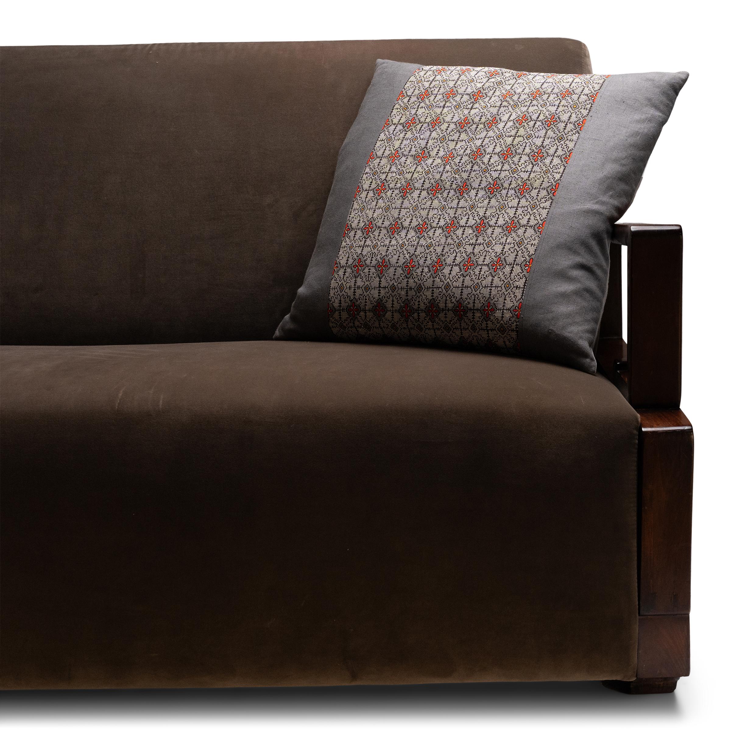 Ce coussin artisanal a été conçu par une artiste locale de Chicago et historienne du textile qui réutilise avec amour les tissus, vêtements et fragments de broderie vintage qu'elle collectionne au cours de ses voyages. Rempli de duvet et doublé de