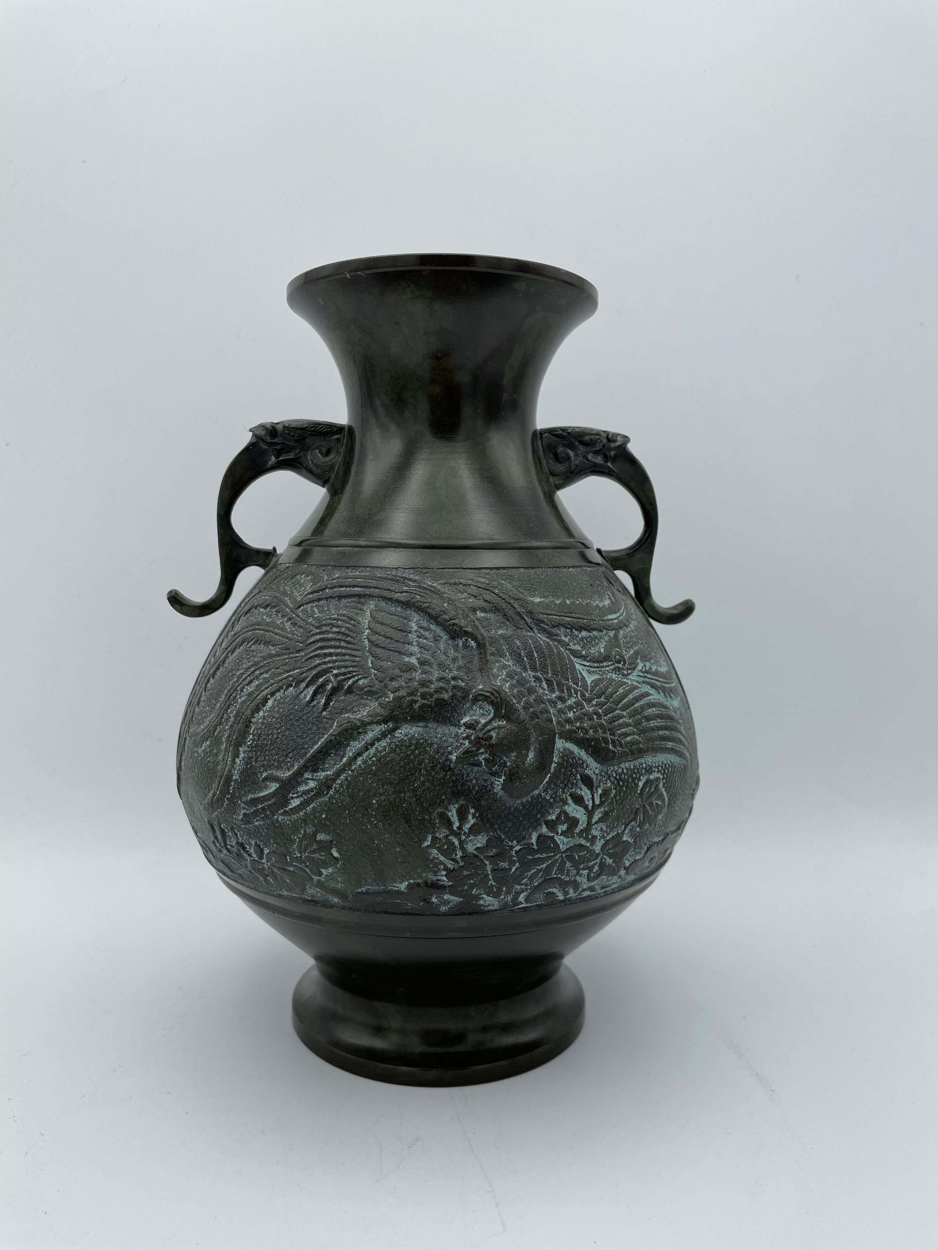 Il s'agit d'un ancien vase à fleurs en bronze Takaoka. 
Il a été fabriqué dans les années 1930, au début de l'ère Showa, dans la ville de Takaoka (préfecture de Toyama, Japon).

Dimensions :
16 x 16 x H22 cm.