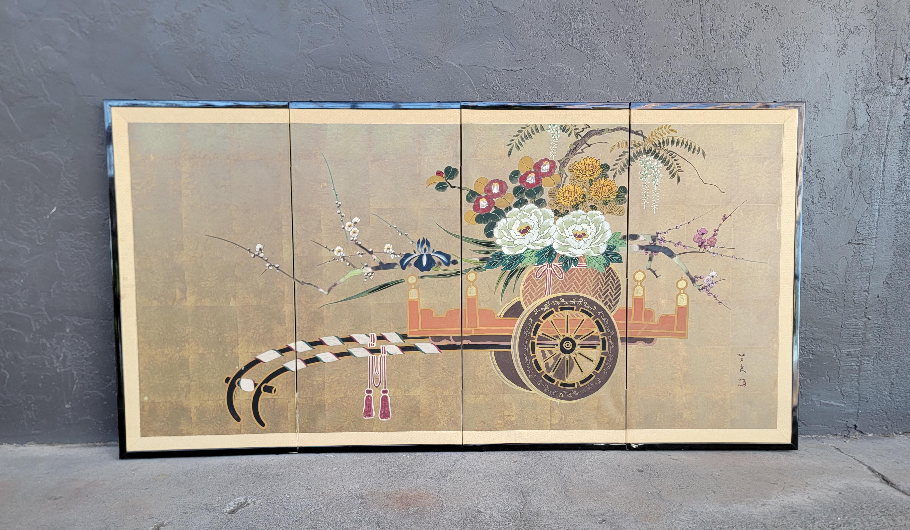 Ein japanischer Paravent aus der Showa-Periode mit 4 Tafeln, der einen Blumenwagen darstellt. Handgemalte Blumen in einem Handwagen. Schwarz lackierter Holzrahmen. Künstler signiert. Circa. 1950's 60's. 

70 Zoll breit.
36,25 Zoll hoch.
.75 Zoll