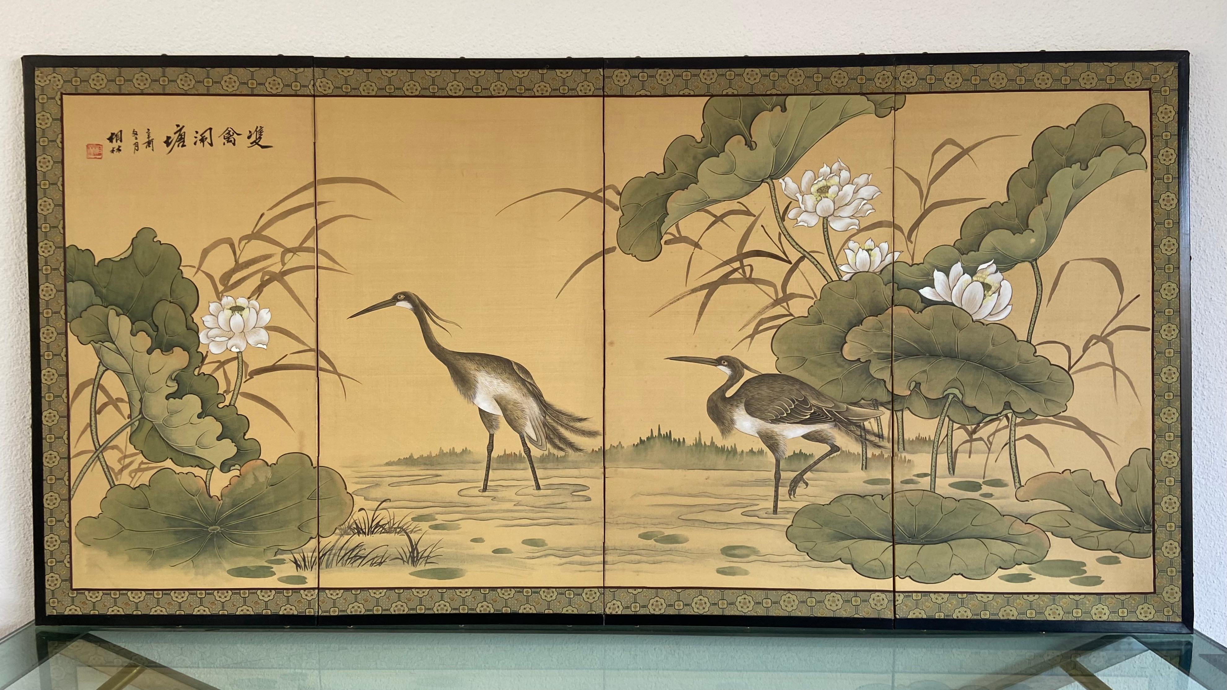 Japanischer Faltschirm in 4 Teilen. Gemalt auf Seide mit Reihern in einer Landschaft. 