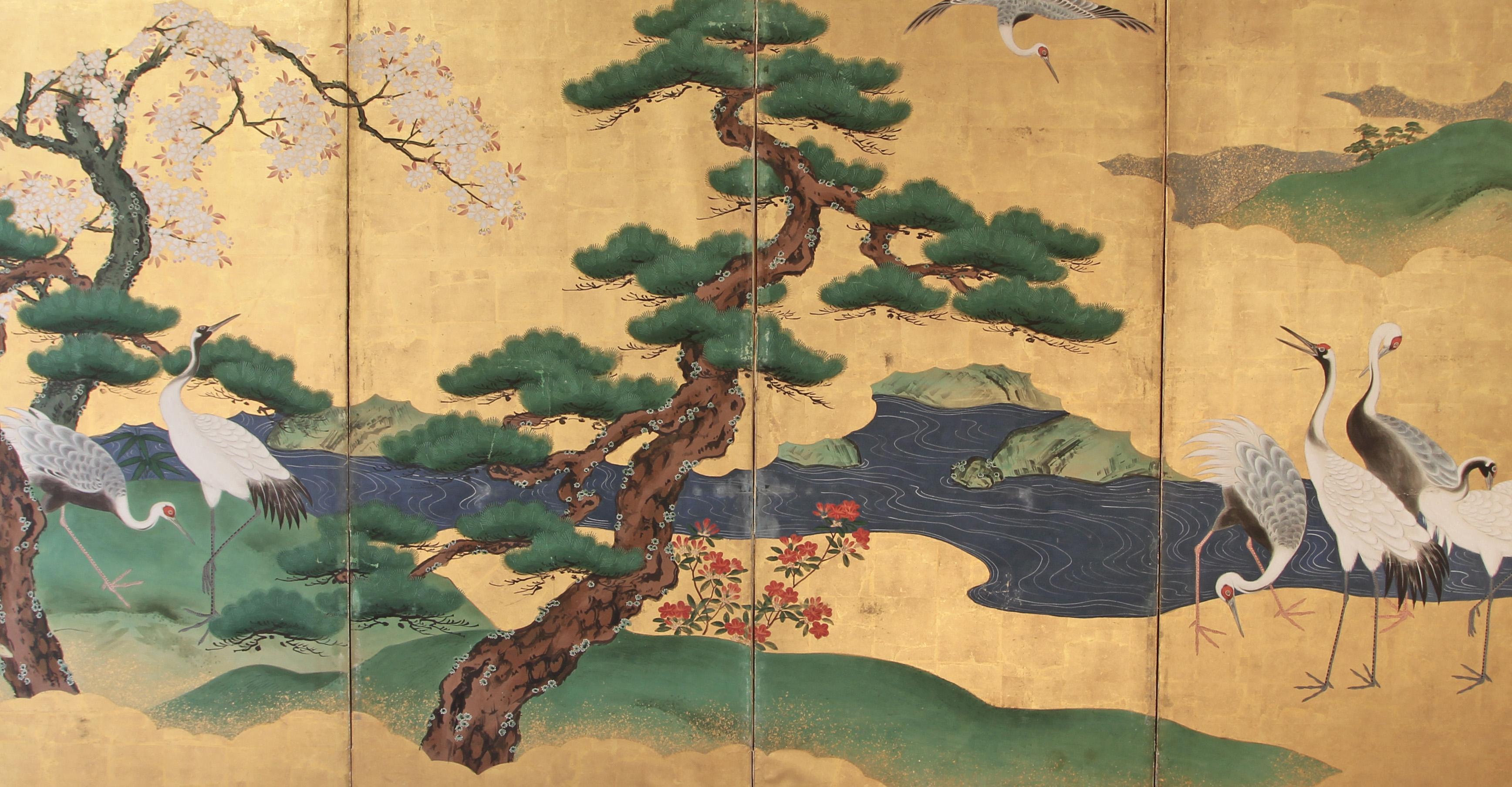 Paravento a sei pannelli di scuola giapponese Kano: paesaggio con bellissime ed eleganti gru vicino al fiume, con alberi di pino e sakura.
Dipinto a mano con pigmenti minerali ed inchiostri su carta vegetale e foglia d' oro.
Buono lo stato di