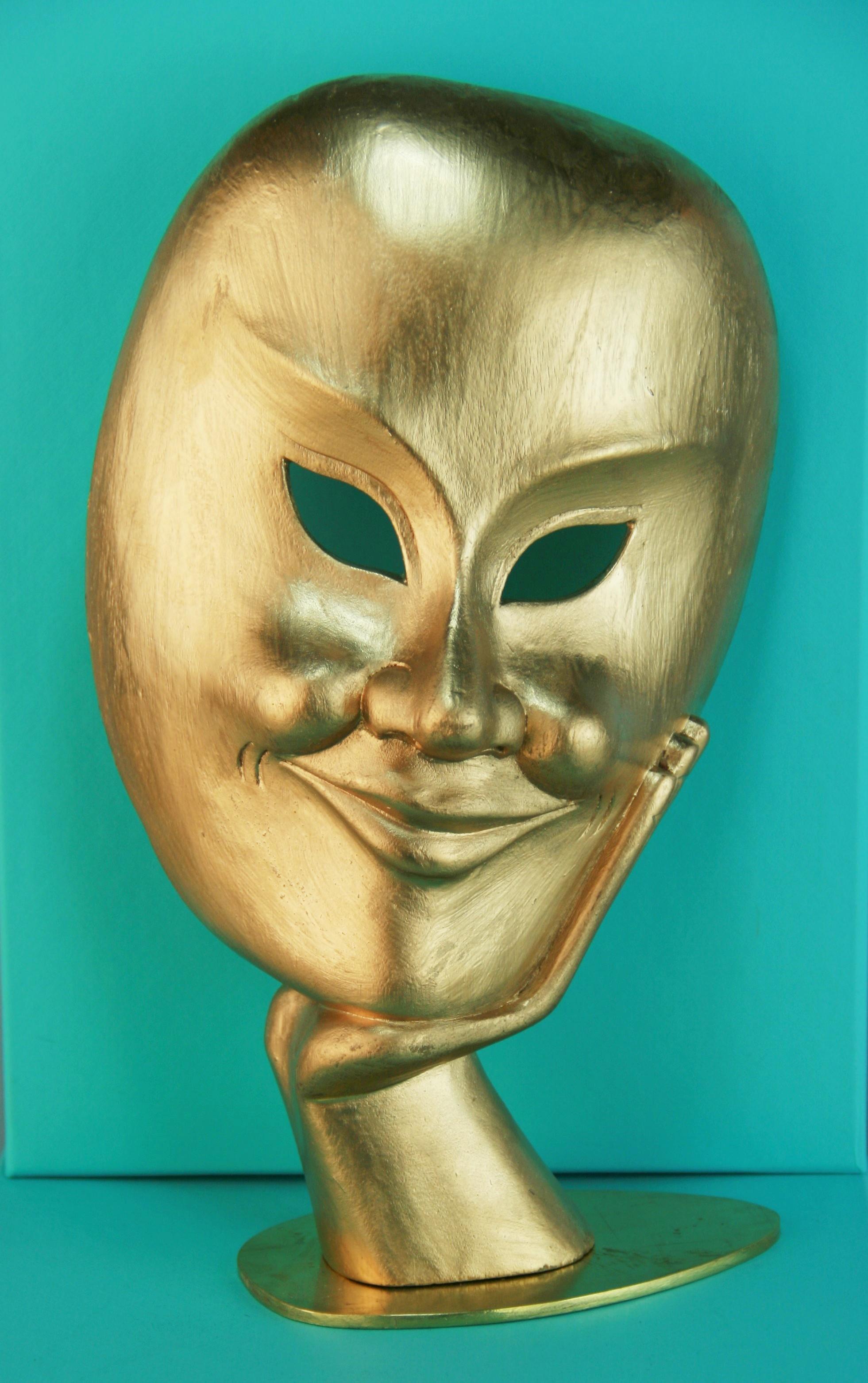 2-342,Japanische Volkskunst, geschnitzte Maske aus vergoldetem Holz auf Messingsockel.
