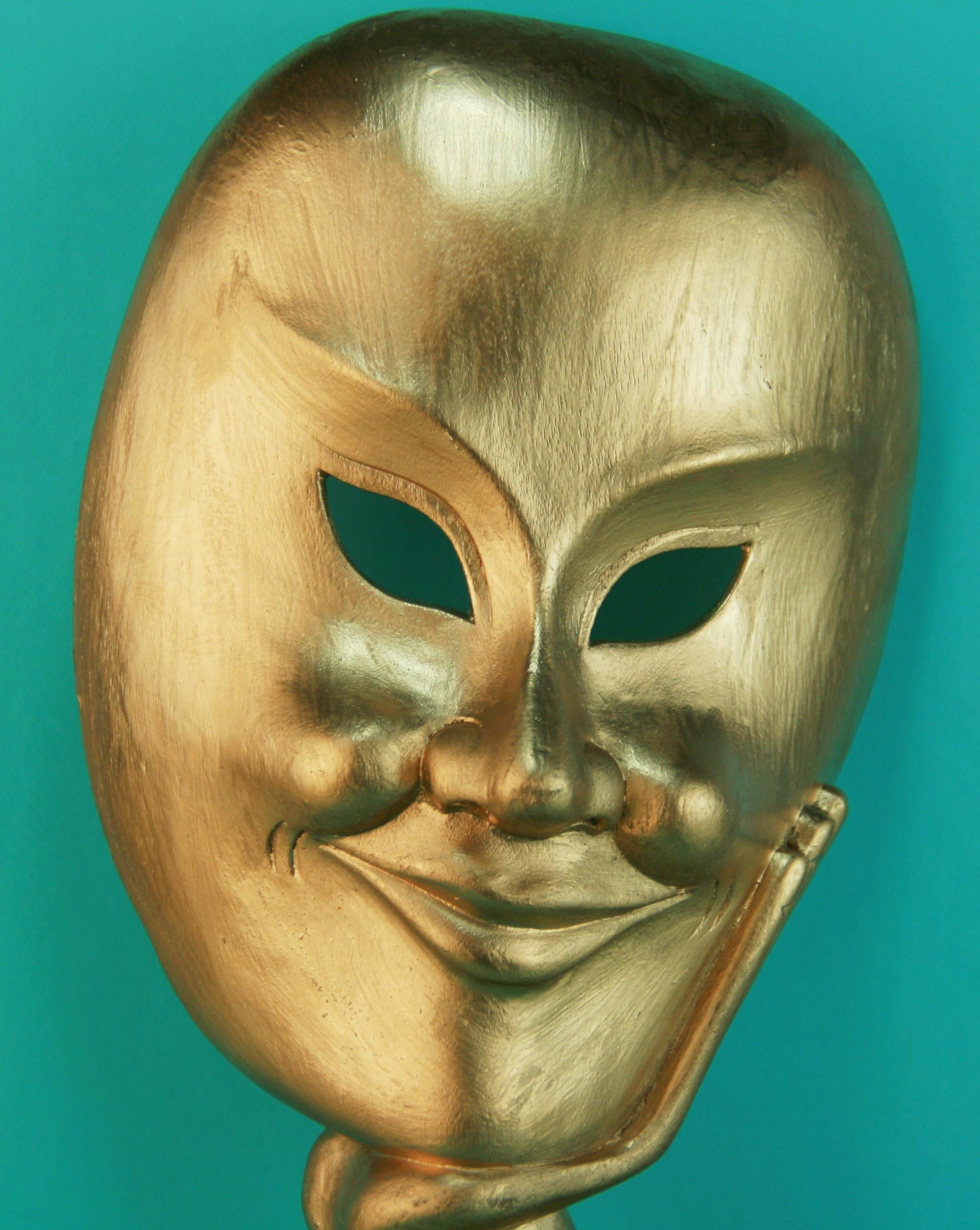 Japanische, geschnitzte, vergoldete Theater-Kosmessingmaske auf Messingsockel, Volkskunst im Zustand „Gut“ im Angebot in Douglas Manor, NY