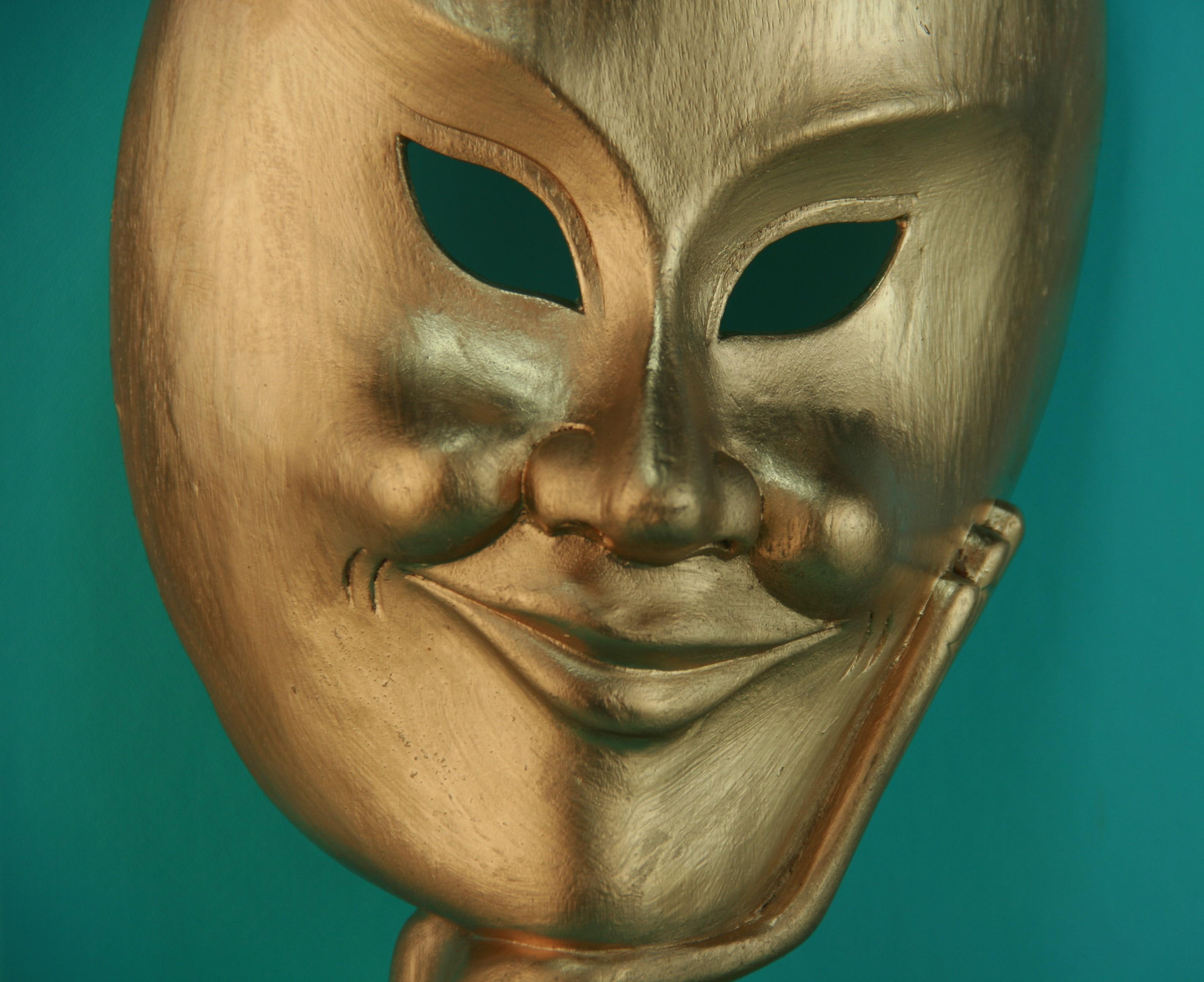 Laiton Masque de théâtre en bois doré sculpté d'art populaire japonais sur base en laiton en vente