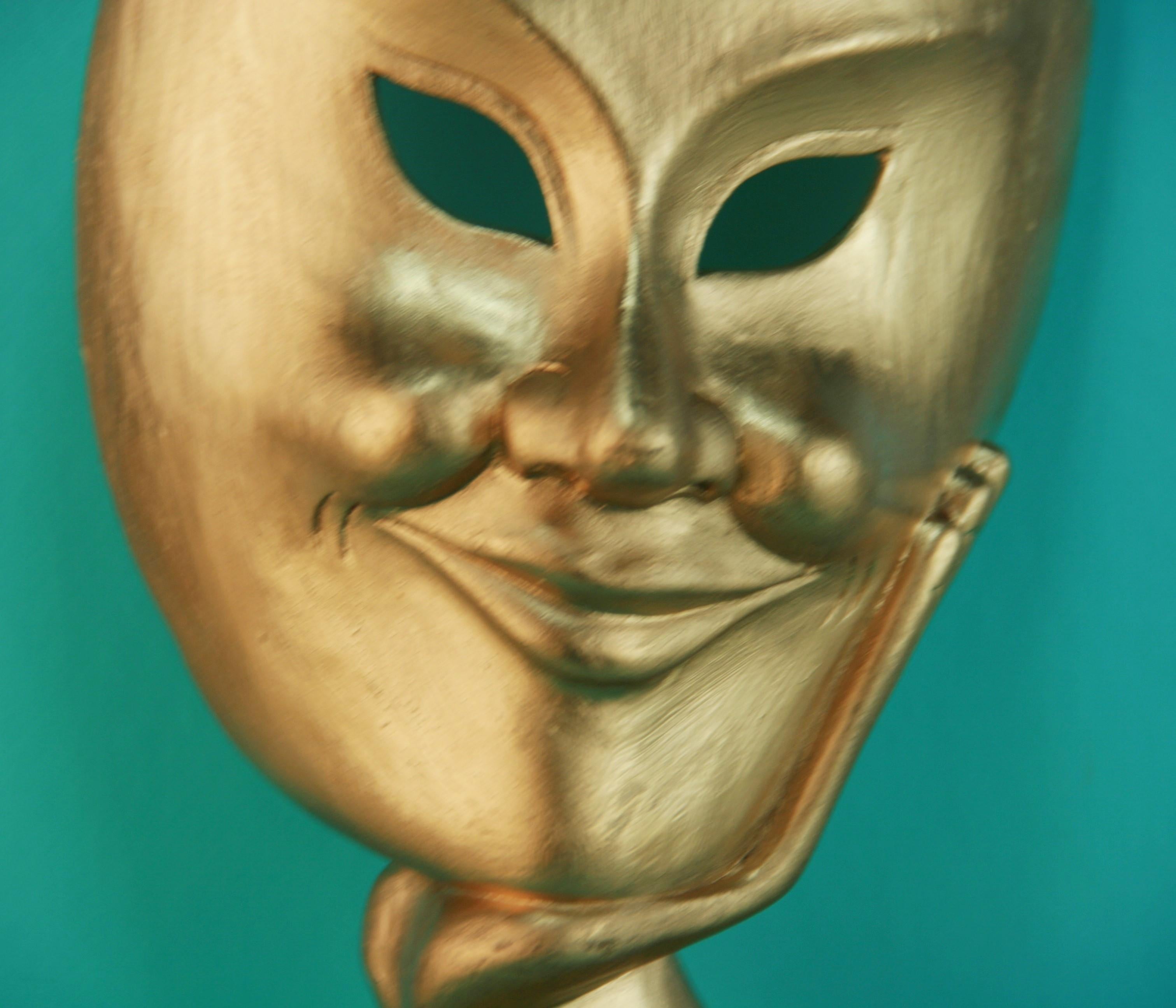 Japanische, geschnitzte, vergoldete Theater-Kosmessingmaske auf Messingsockel, Volkskunst im Angebot 2