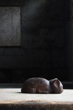 Scultura di gatto addormentato dell'arte popolare giapponese, anni 1900-1940 / Wabi-sabi primitivo