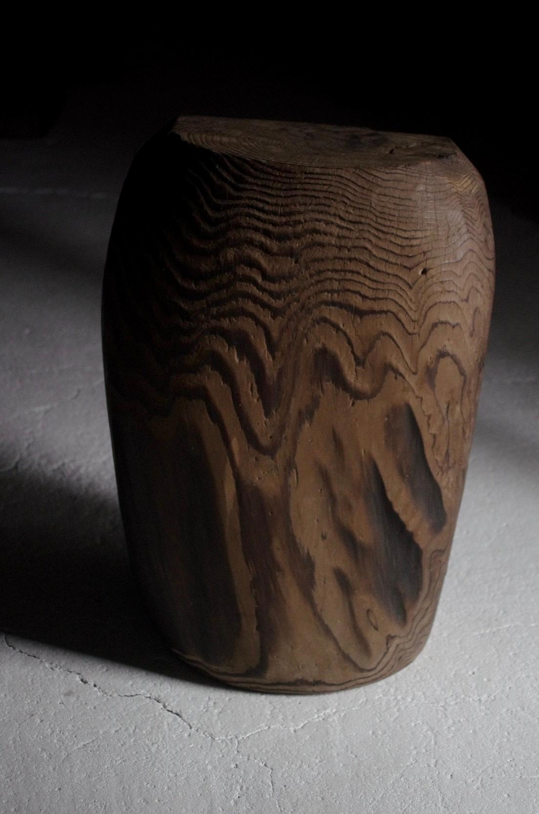 Se cree que se utilizaba como una antigua herramienta popular japonesa.

Se utiliza el cedro.

La hermosa veta de la madera y el exterior redondeado pueden decorar el espacio como un objeto.

Además, es independiente colocándolo en vertical, por lo