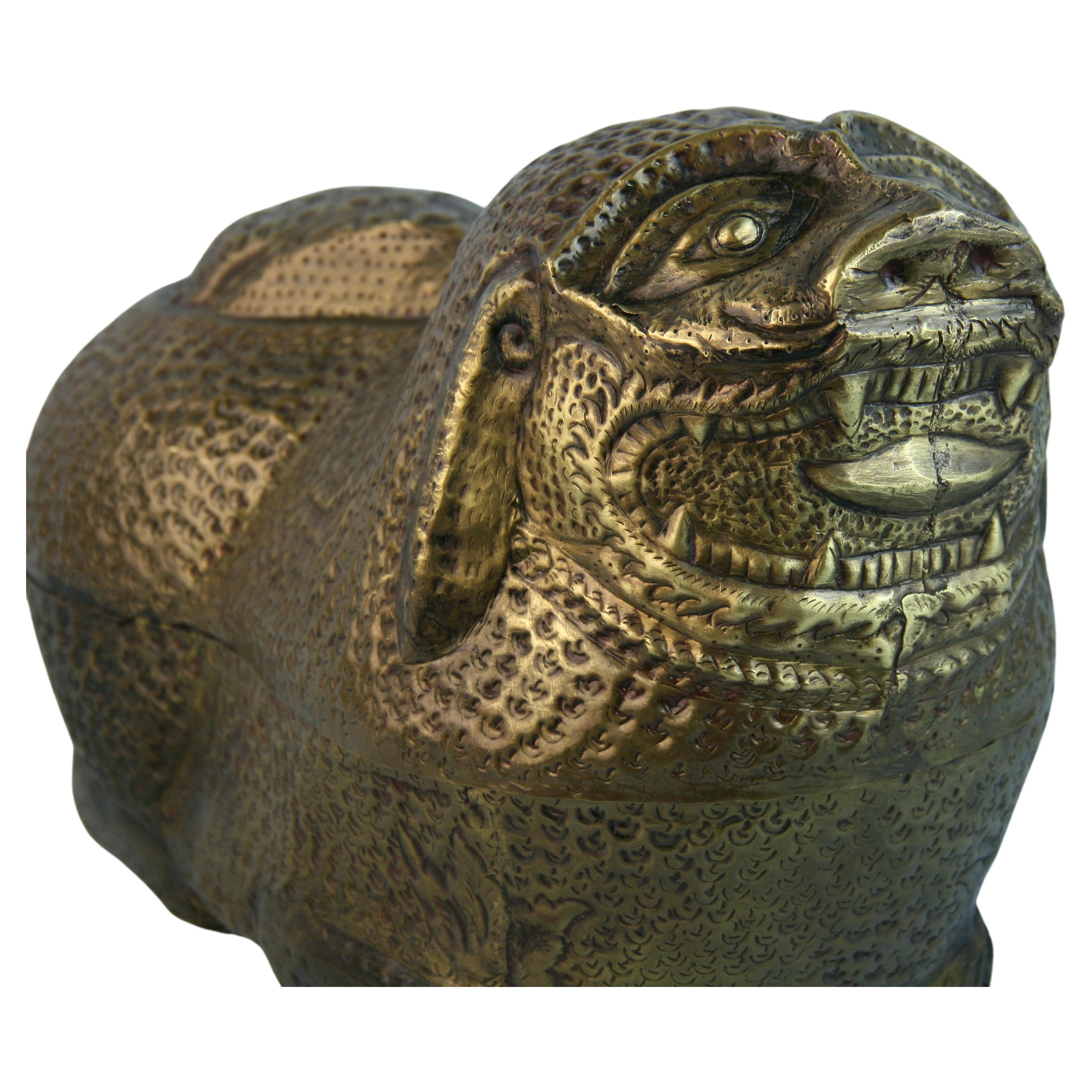 1194 Handgehämmerte japanische Foo Lion Skulptur/Aufbewahrungsbox aus Messing.