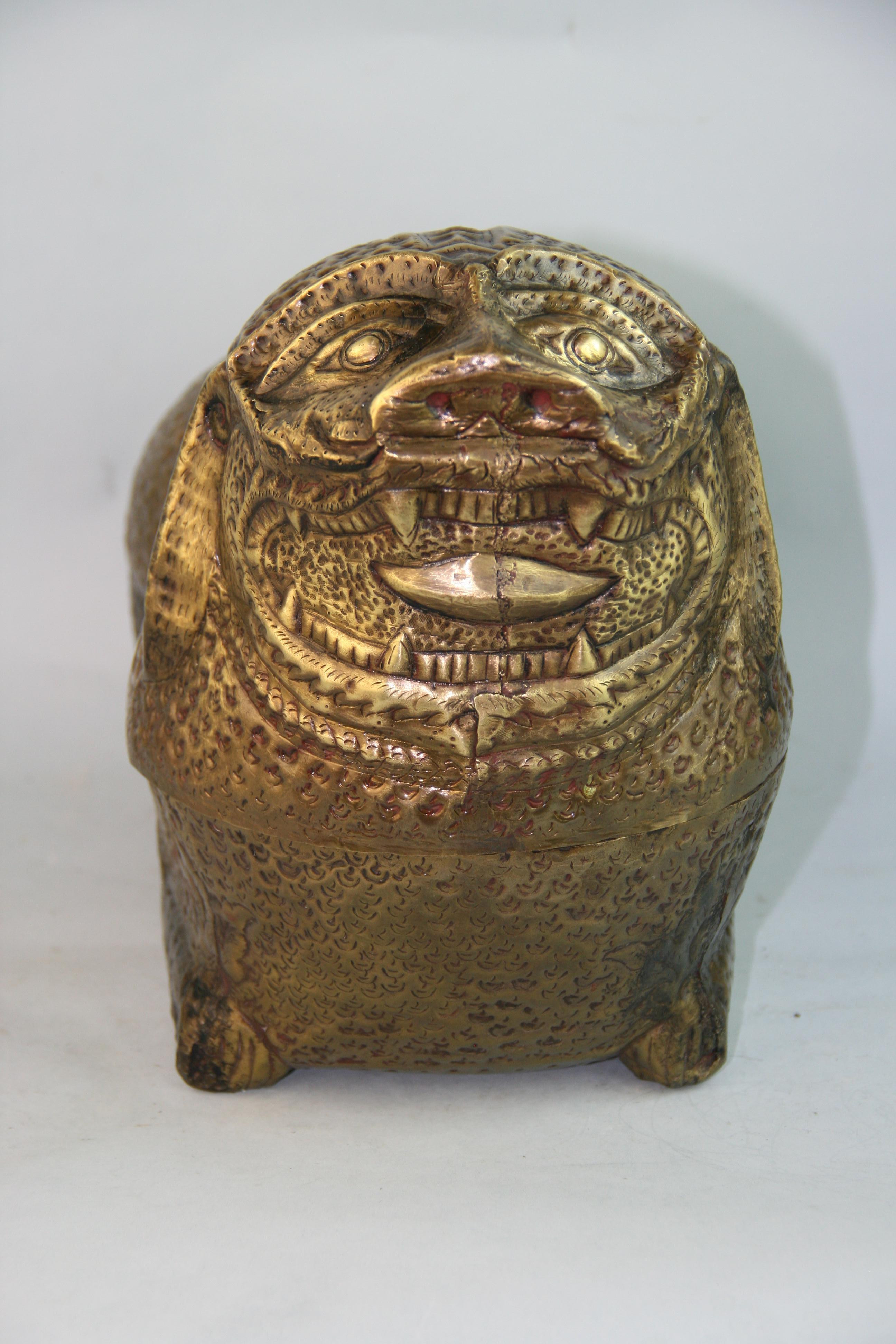 Große japanische Foo-Löwen-Skulptur/Schachtel aus gehämmertem Messing (20. Jahrhundert) im Angebot