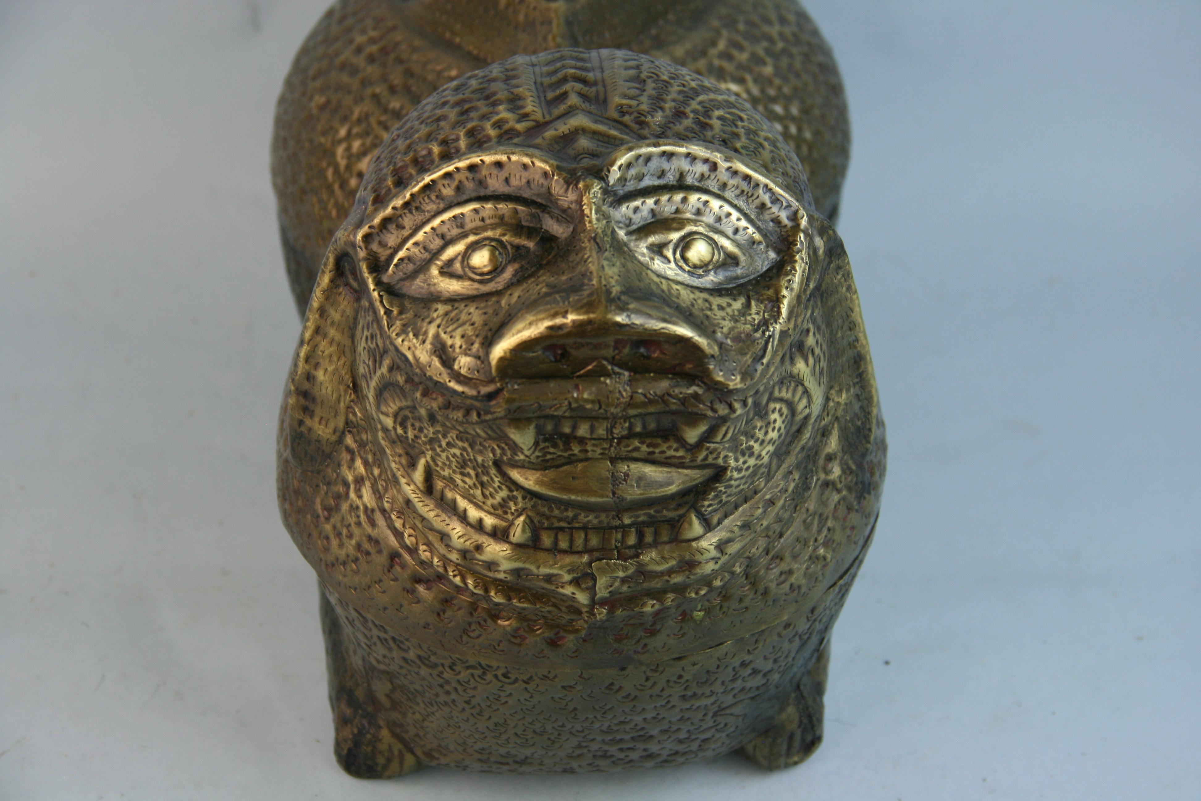 Laiton Grande sculpture/boîte de rangement japonaise en laiton martelé lion Foo en vente