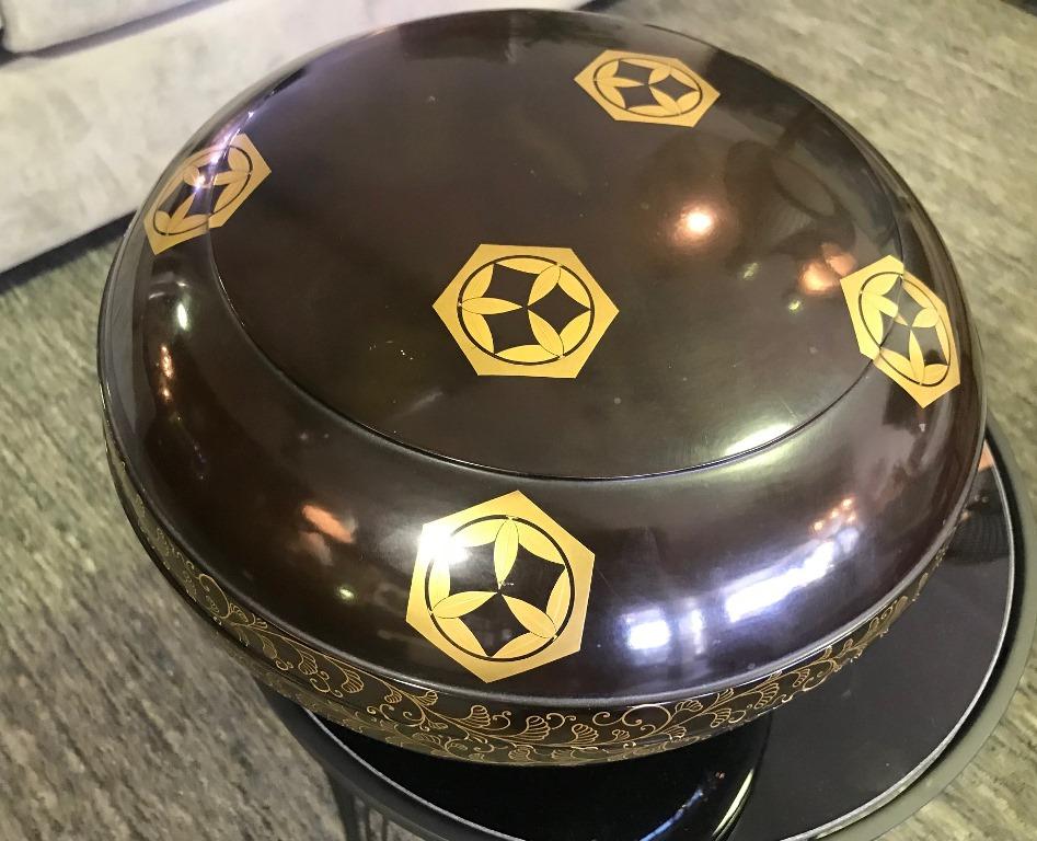 Japanese Showa Footed Black Red Lacquer Bowl or Box with Lid and Gold Decoration In Good Condition In Studio City, CA