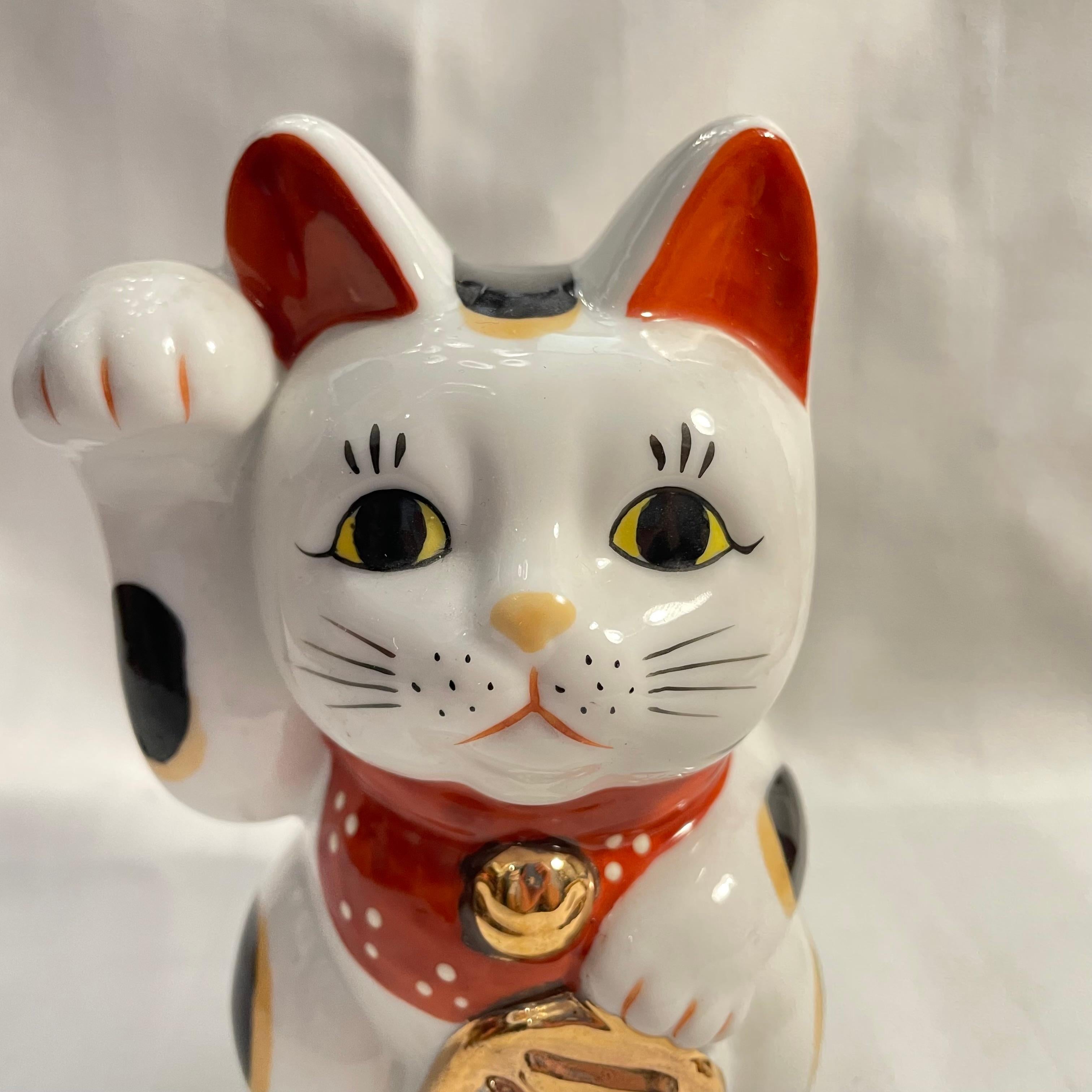 Japanisches Fortune Manekineko Glückliche Katze Objekt 1980er Showa (Ende des 20. Jahrhunderts) im Angebot