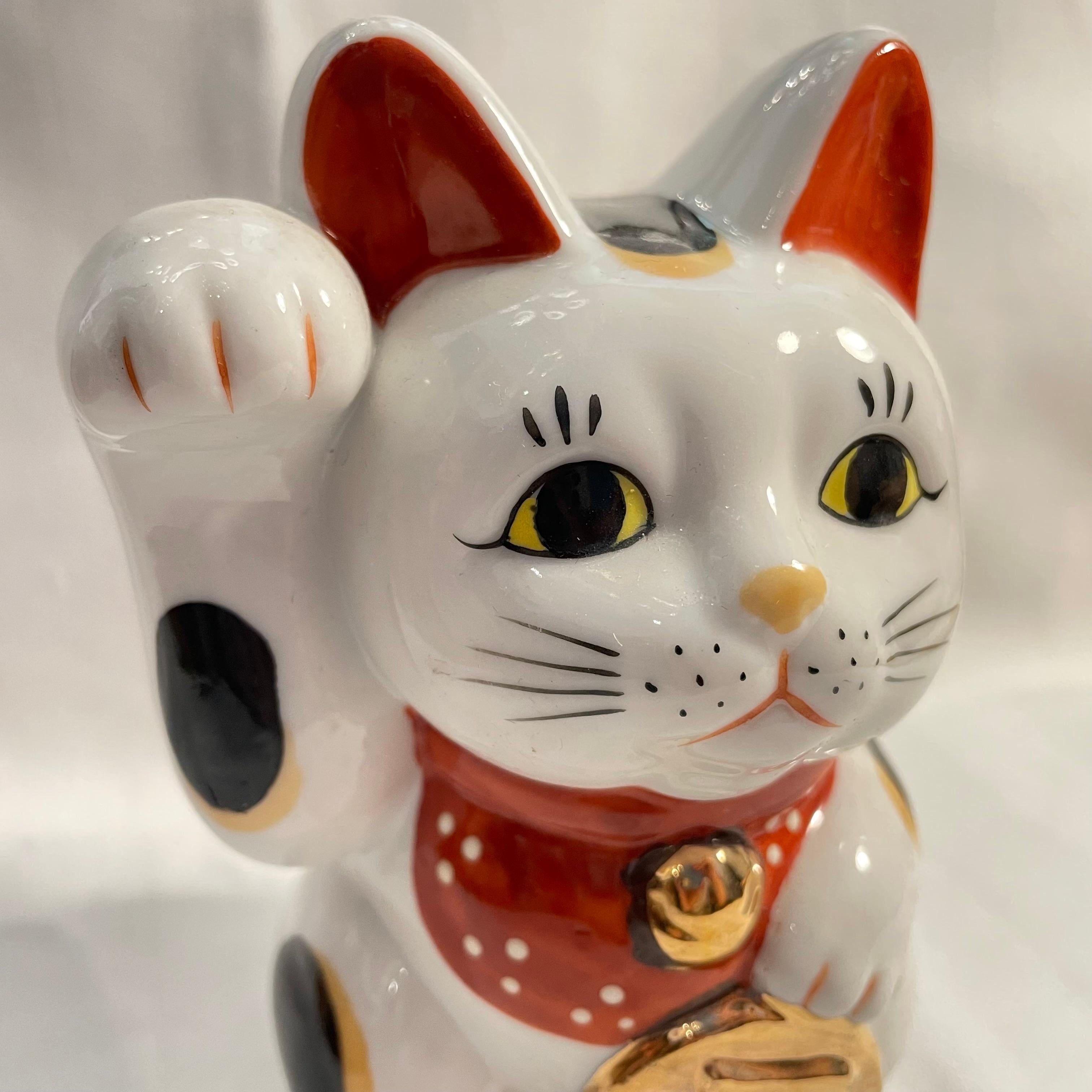 Japanisches Fortune Manekineko Glückliche Katze Objekt 1980er Showa (Porzellan) im Angebot