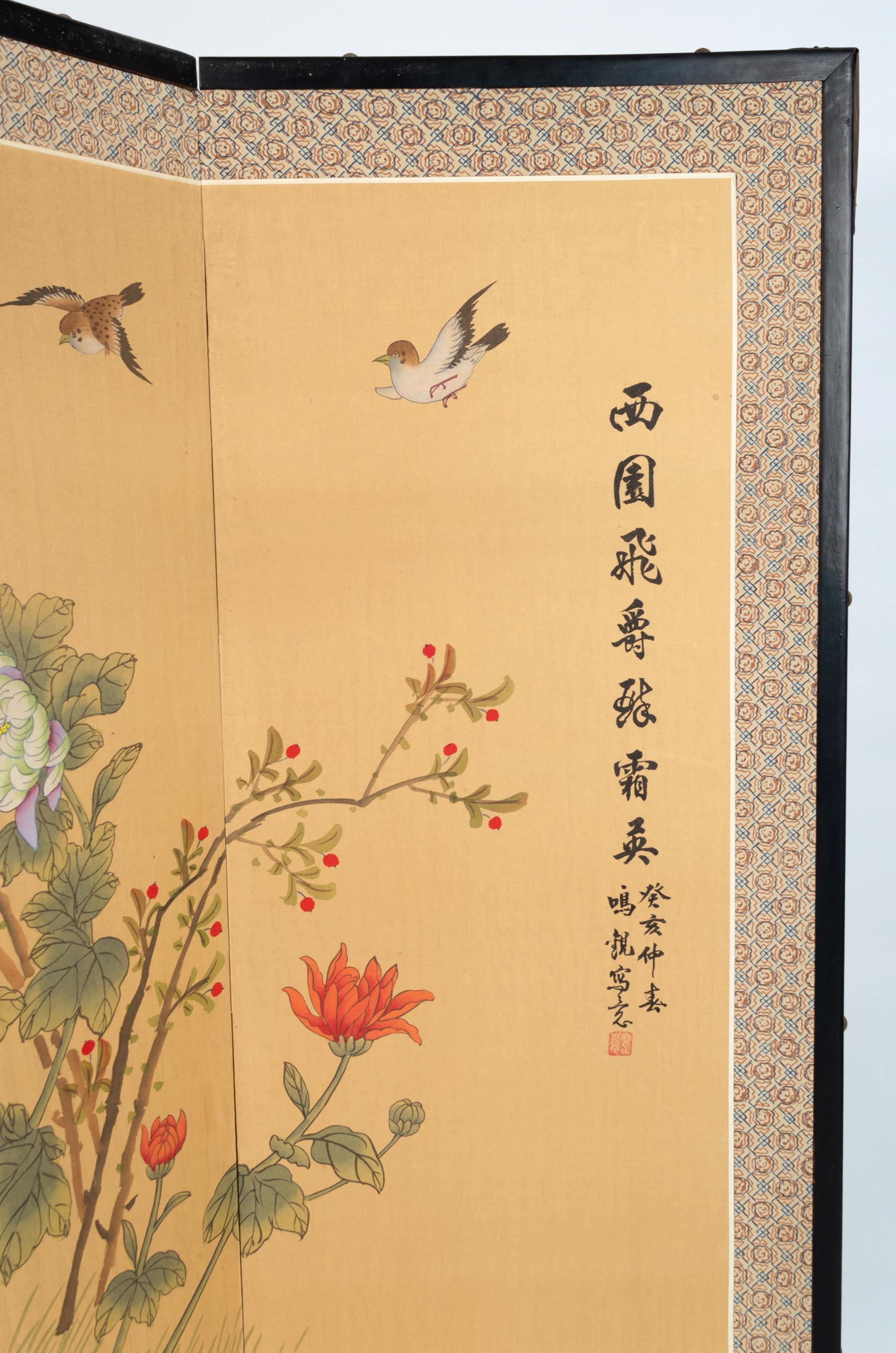 Ein vierteiliger japanischer Byobu-Faltwandschirm, der eine Blumenszene mit Vögeln darstellt. 
Japan, ca. 1950 Showa-Periode
Ein attraktives Exemplar mit schönen handgemalten Details.
Gemalt im Stil der Nihonga-Schule. Vom Künstler signiert und