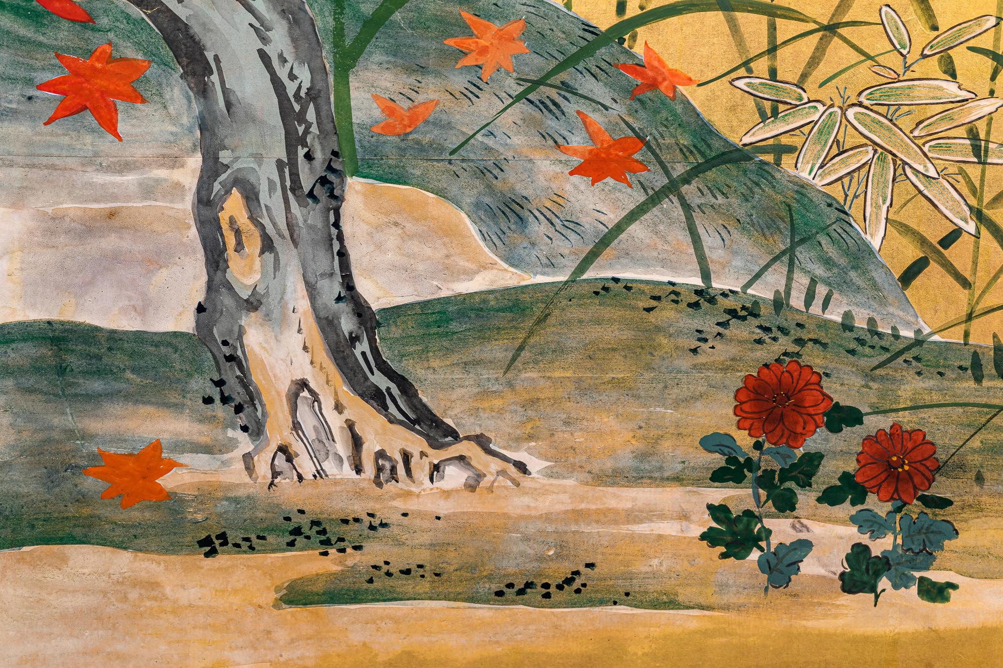 Japanischer Raumteiler mit vier Tafeln: Herbstblumen und Mond auf Gold (Brokat) im Angebot