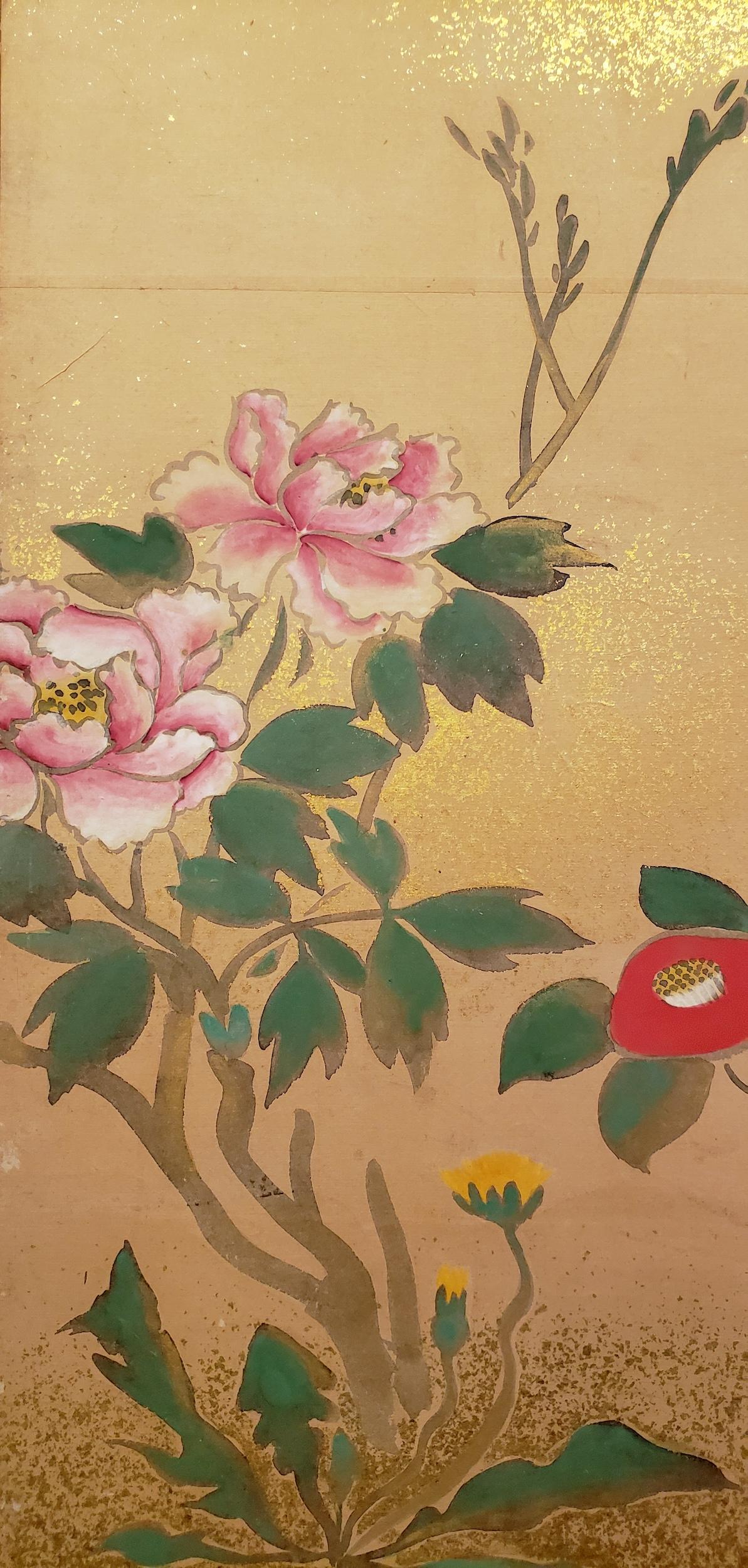 Écran japonais à quatre panneaux : Du début du printemps à l'été,  Peinture de la période Meiji (1868 -1912) représentant un prunier en fleurs avec des camélias rouges à droite, des pivoines et des chardons à gauche.  Des moineaux explorent le sol