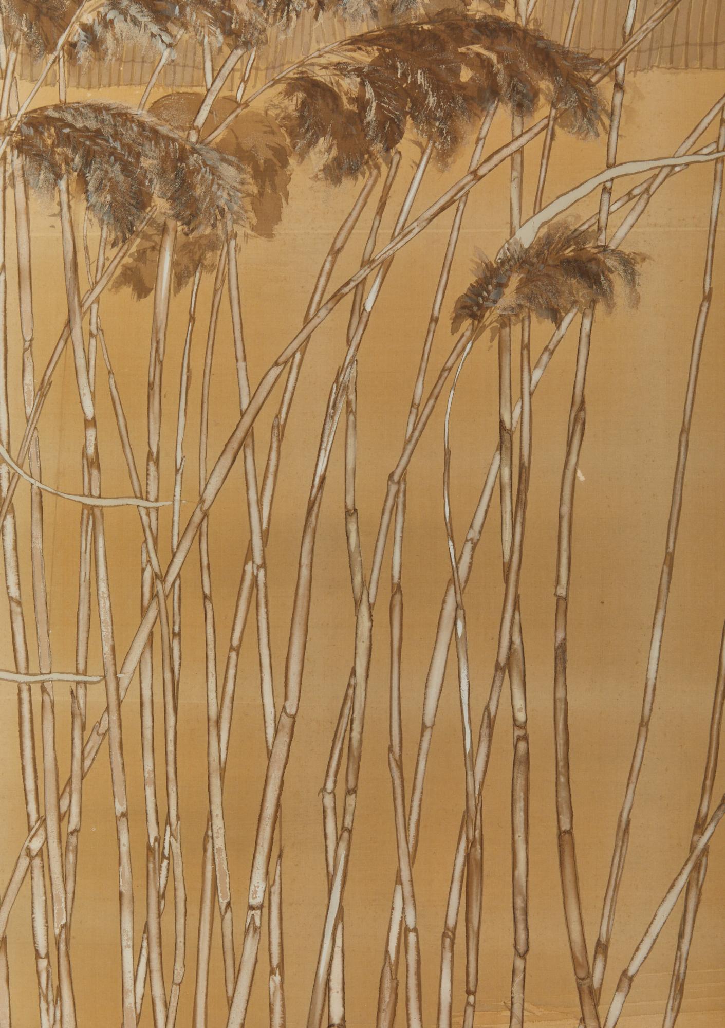 Wunderschön mit Mineralpigmenten auf Seide gemalt, zeigt es ein Fischerboot mit sich im Wind wiegenden Wildgräsern. Mit Seidenbrokatbordüre und schwarzem Lackbesatz versehen. Das Siegel lautet: Shinsui