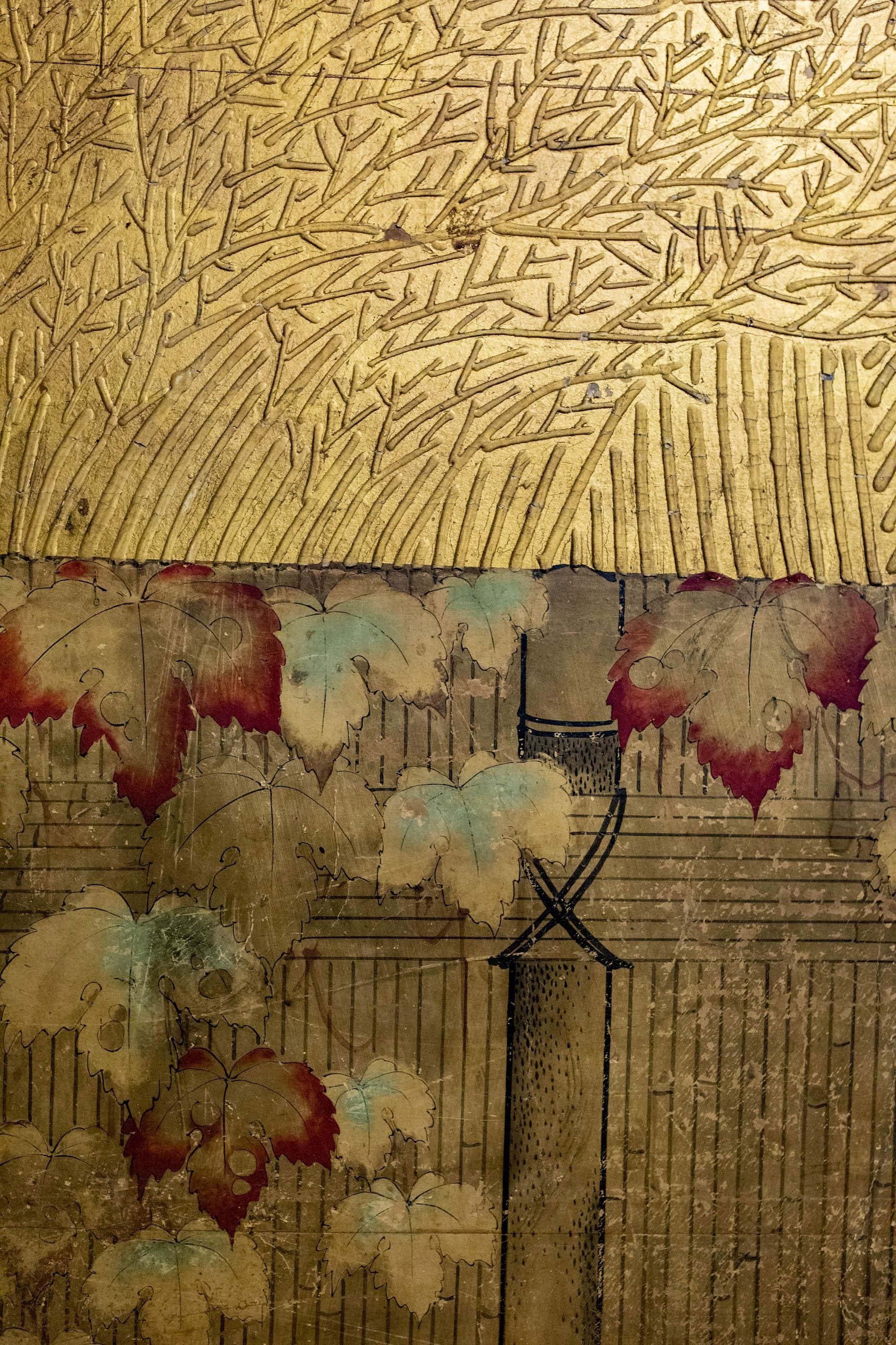Feuille d'or Paravent japonais à quatre panneaux « Rimpa Painting of Pheasant on Old Plum in Garden » (peinture de faisan sur vieux prunier dans un jardin) en vente