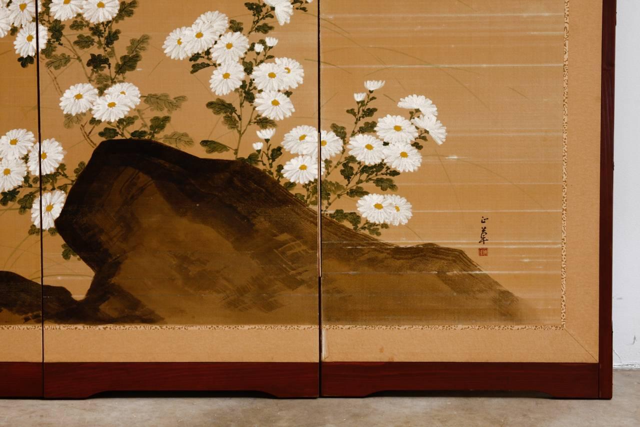 20ième siècle Paravent japonais Byobu en soie représentant des chrysanthèmes