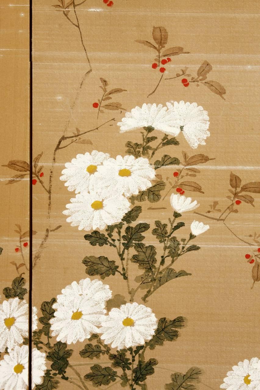 Paravent japonais Byobu en soie représentant des chrysanthèmes 1