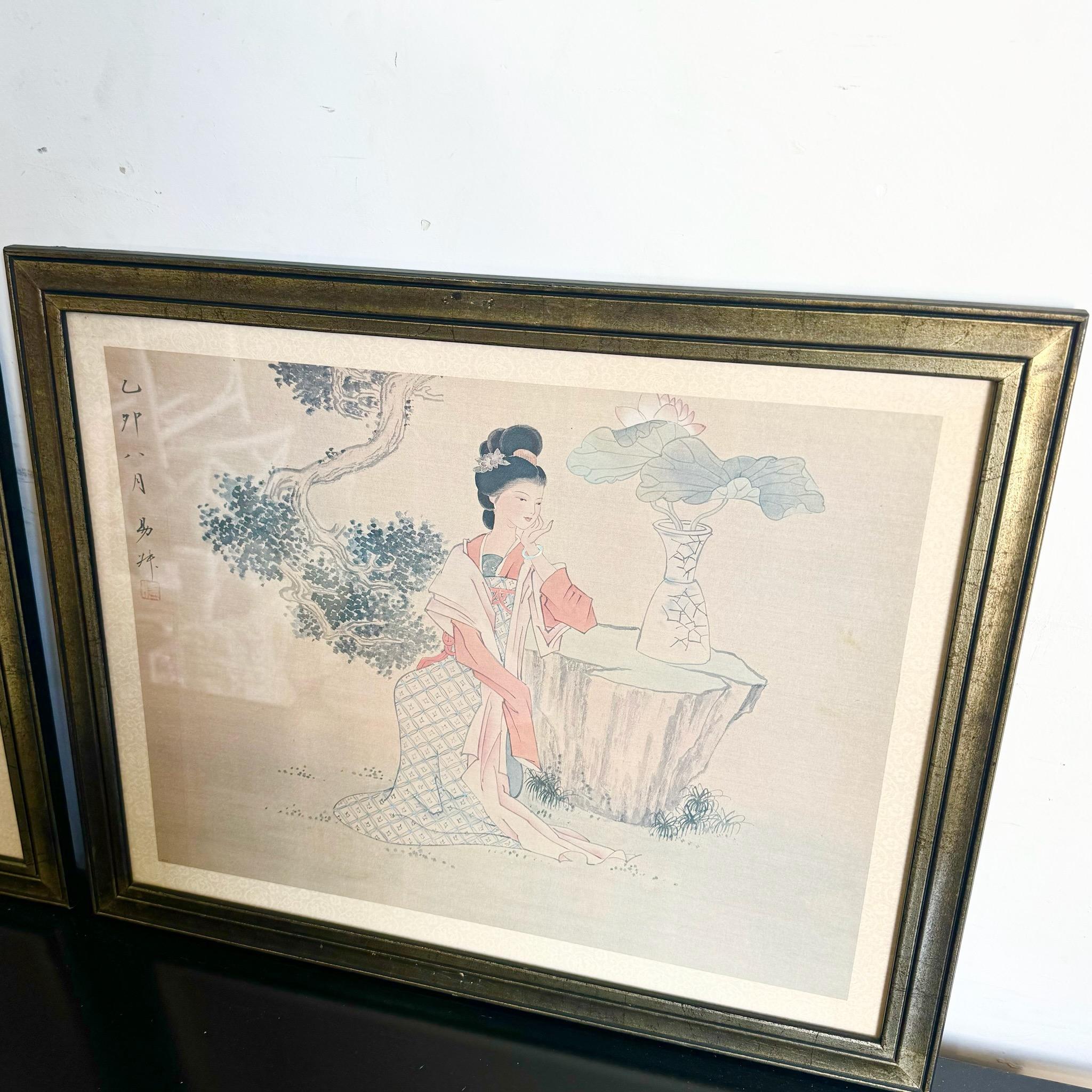 Rehaussez votre espace avec l'art exquis de cette paire d'aquarelles japonaises en soie encadrées. Chaque peinture est délicatement réalisée sur de la soie fine, capturant la beauté sereine et les détails complexes qui caractérisent l'art japonais