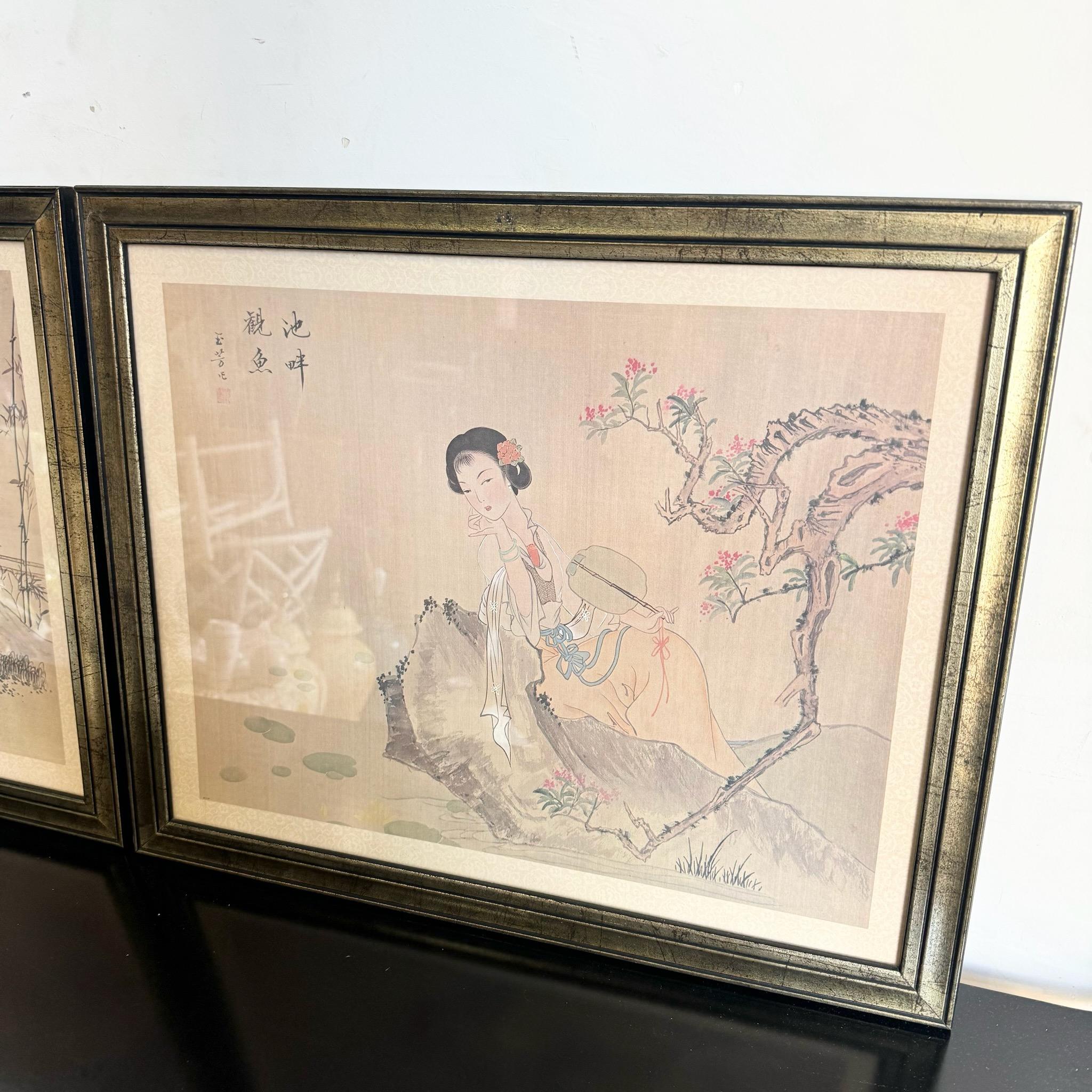 Eleva il tuo arredamento con questa coppia di dipinti su seta acquerellati giapponesi incorniciati. Ogni pezzo è una dimostrazione magistrale dell'arte tradizionale giapponese, con pennellate delicate e dettagli vivaci su seta pregiata. Le serene