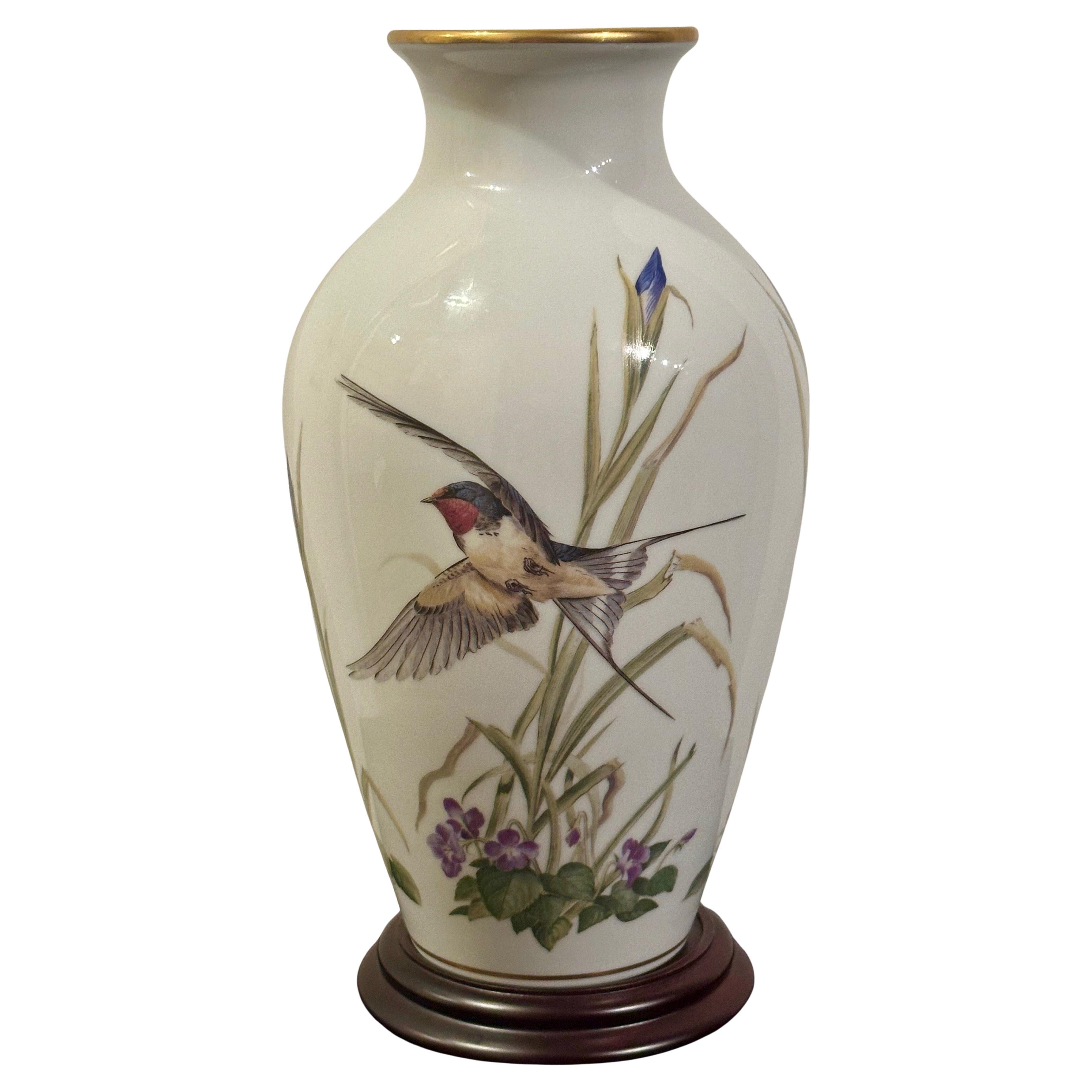 Jarrón japonés Franklin Porcelain "El pájaro de los prados" de Basil Ede (1931-2016) en venta