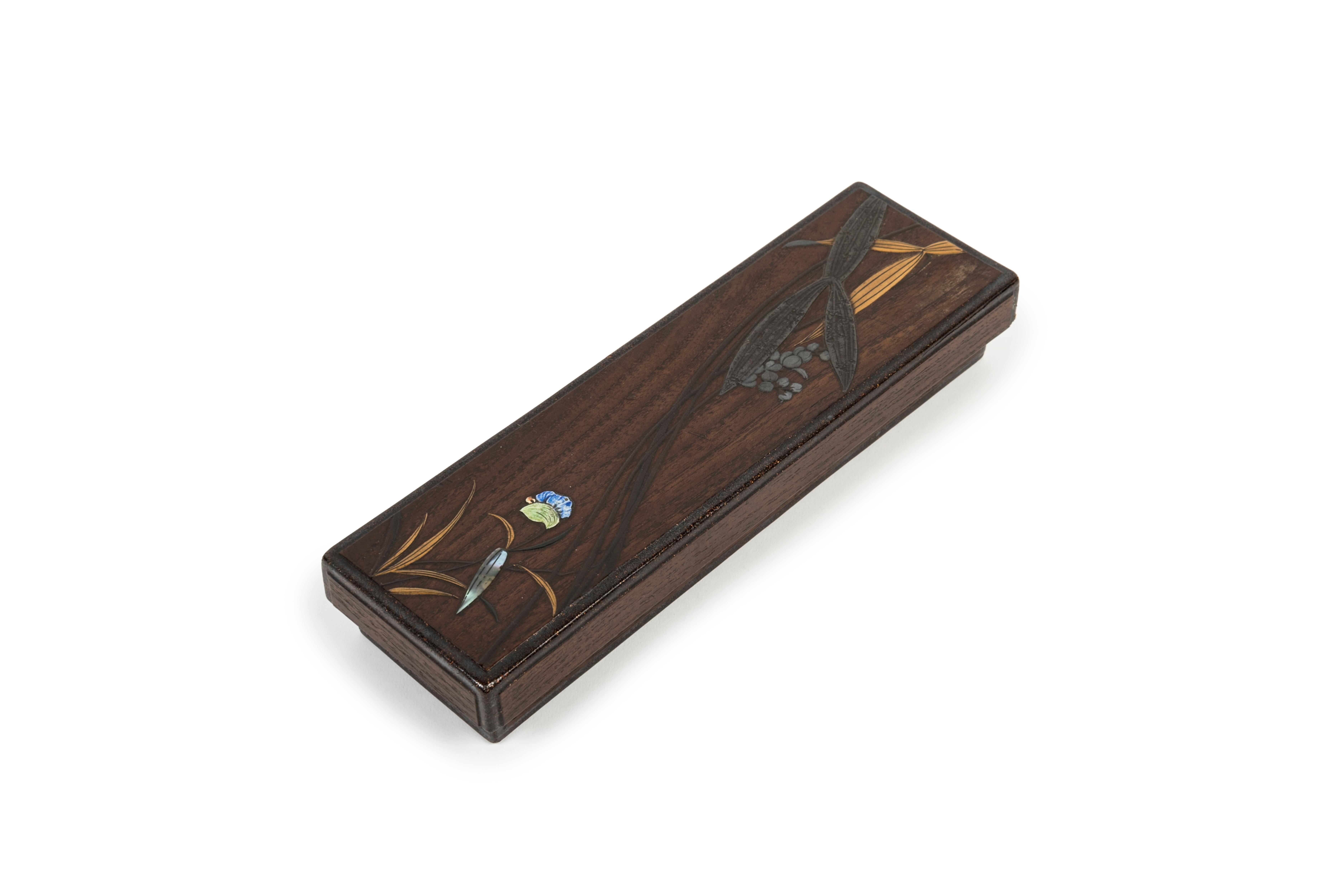 Taisho Fudebako o scatola per spazzole giapponese in legno duro laccato e intarsio in ceramica in vendita
