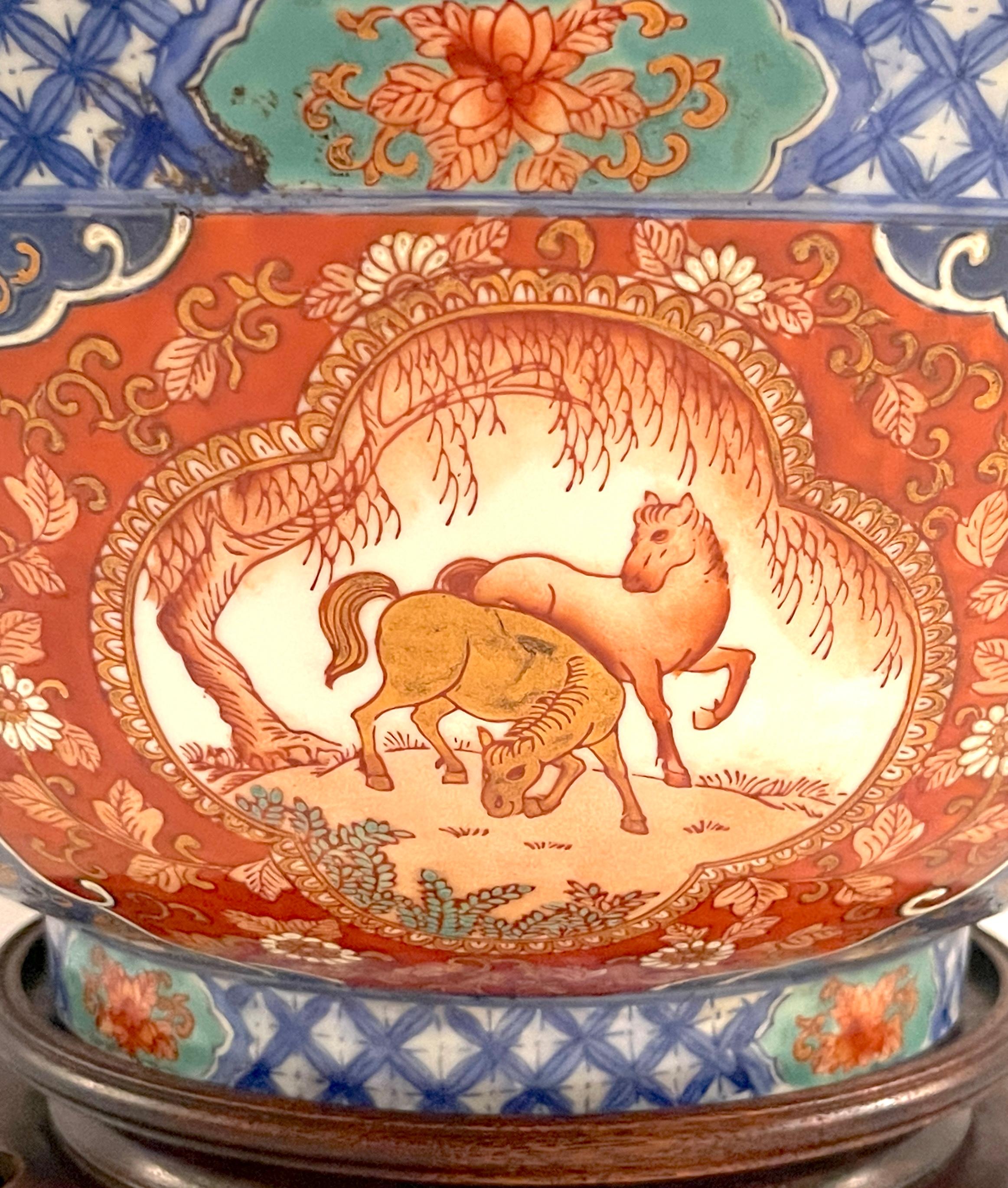 Japanisch Fukagawa 深川製磁  Imari Reiter/Pferdemotiv Schale & Ständer  (Meiji-Periode) im Angebot