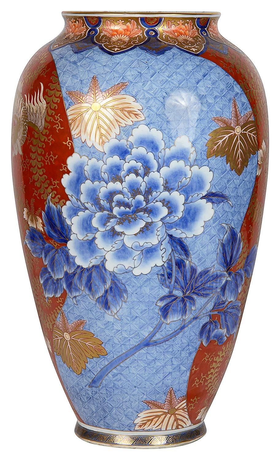 Magnifique vase en porcelaine de Fukagawa de la période Meiji (1868-1912). Décoration de motifs classiques, sections de fond rouge et bleu avec des fleurs exotiques.
Nous pouvons la convertir en lampe si nécessaire.
Signé à la base.

Lot 74